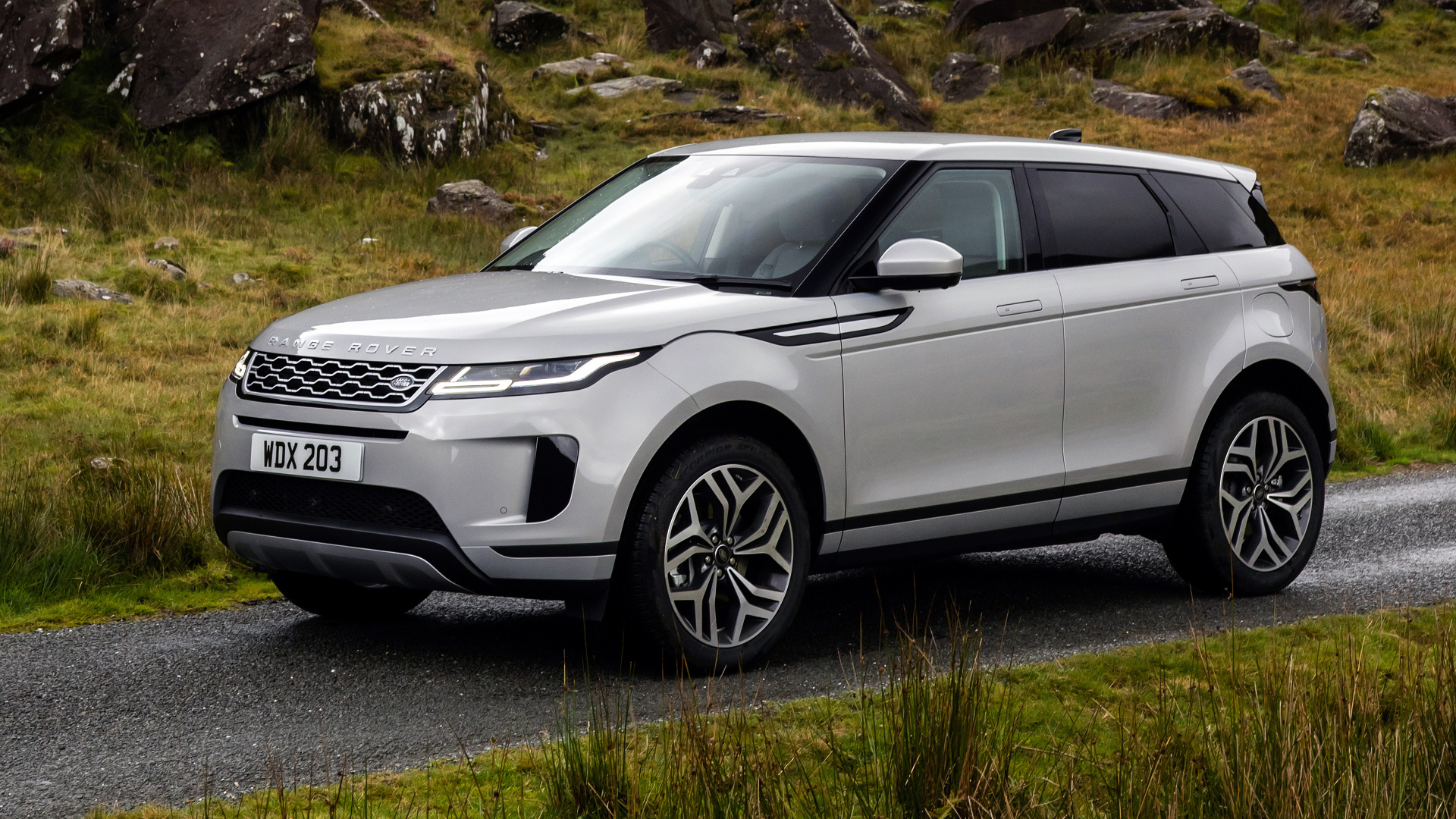 Внедорожник Range Rover Evoque P300e S 2020 года на дороге