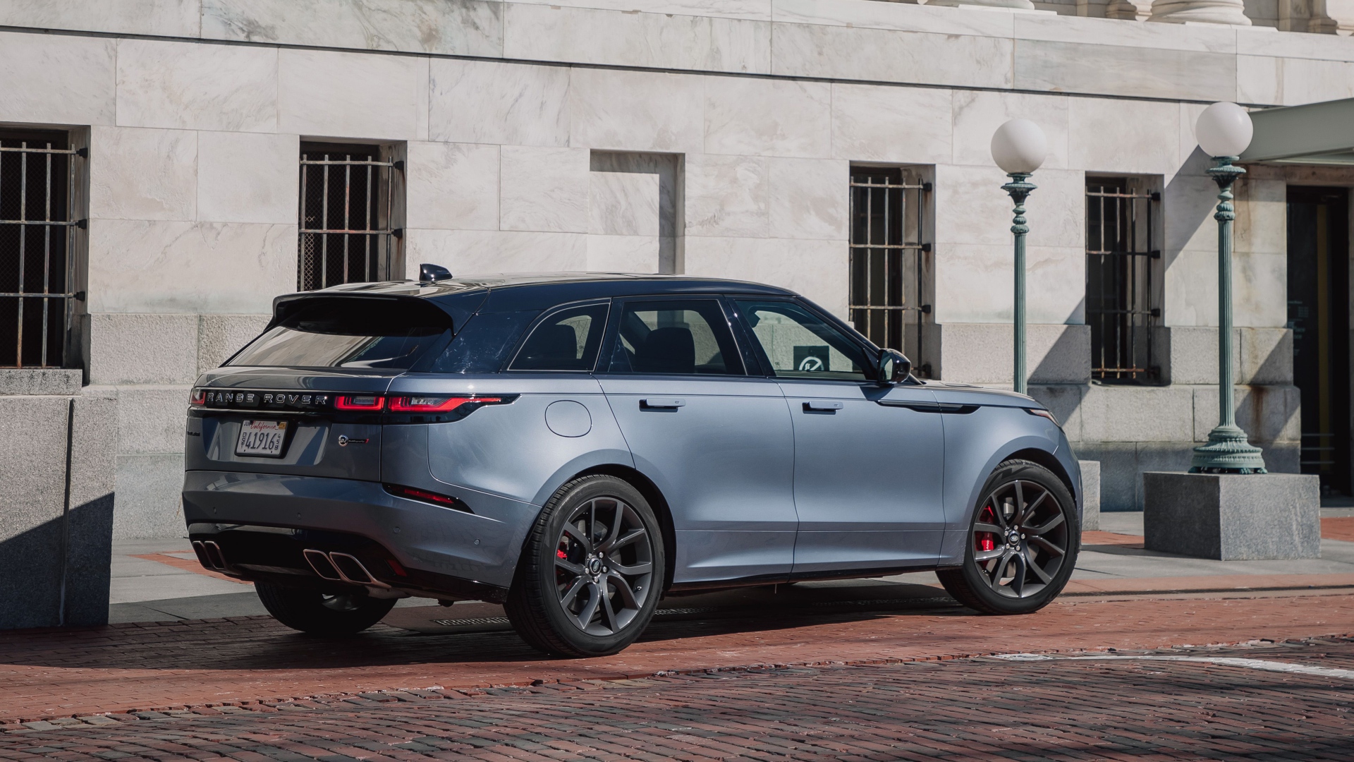 Серебристый автомобиль Range Rover Velar, 2020 года 