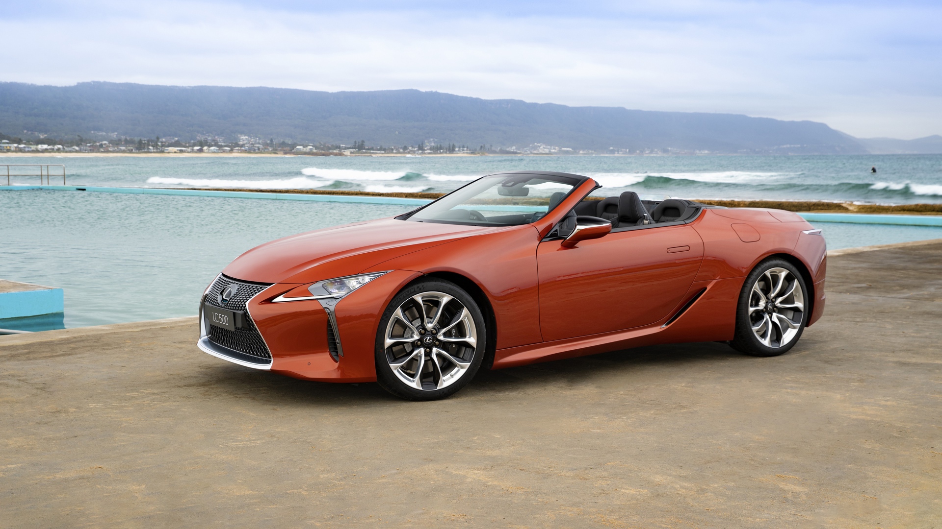 Красный кабриолет Lexus LC 500,  2020 года у воды 