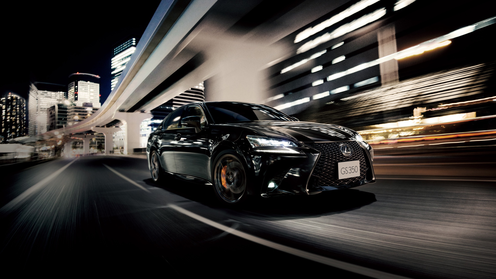 Черный автомобиль Lexus GS 350 Eternal Touring 2020 года едет под мостом 