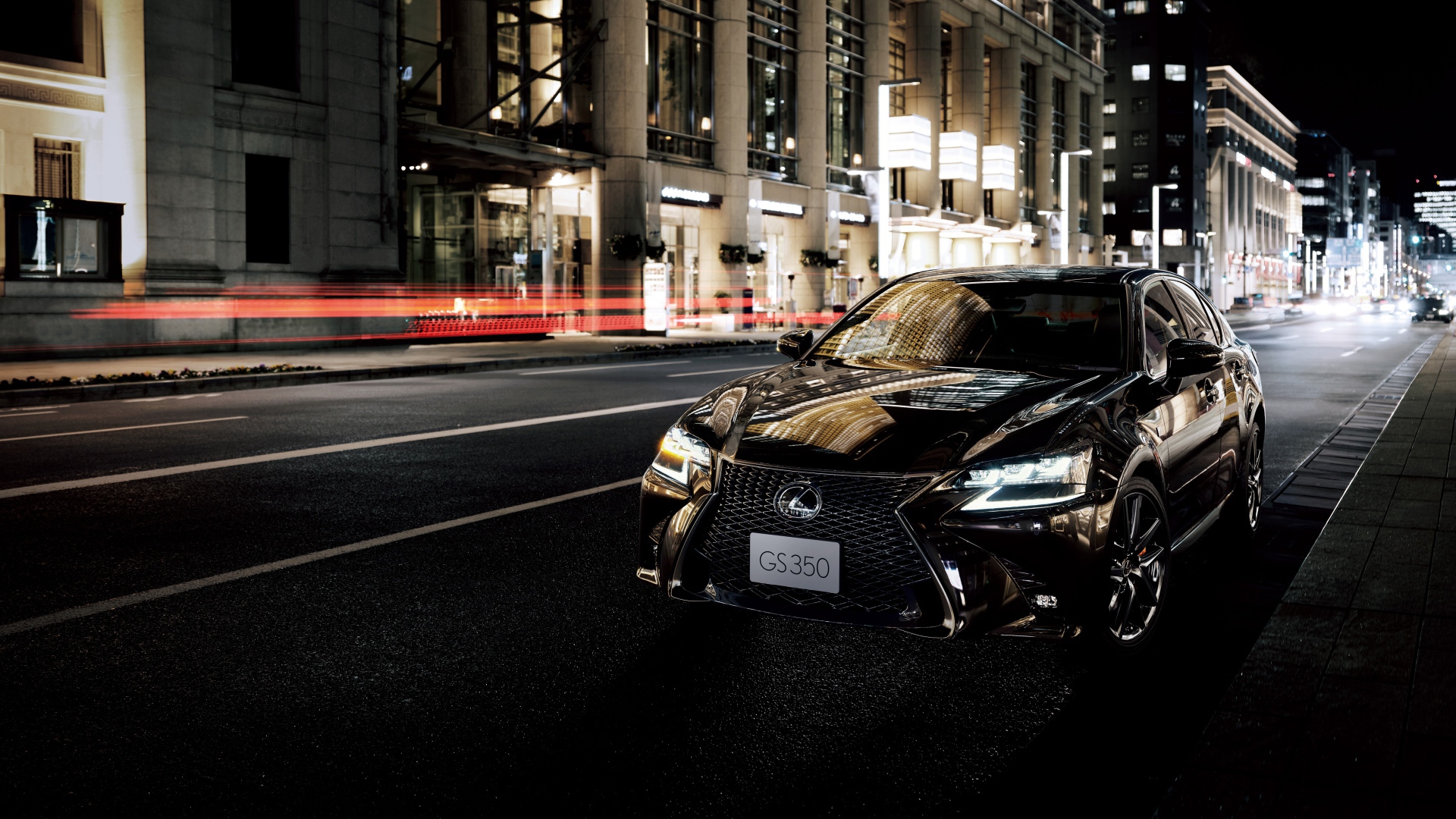 Черный автомобиль Lexus GS 350 Eternal Touring 2020 года на улице города ночью