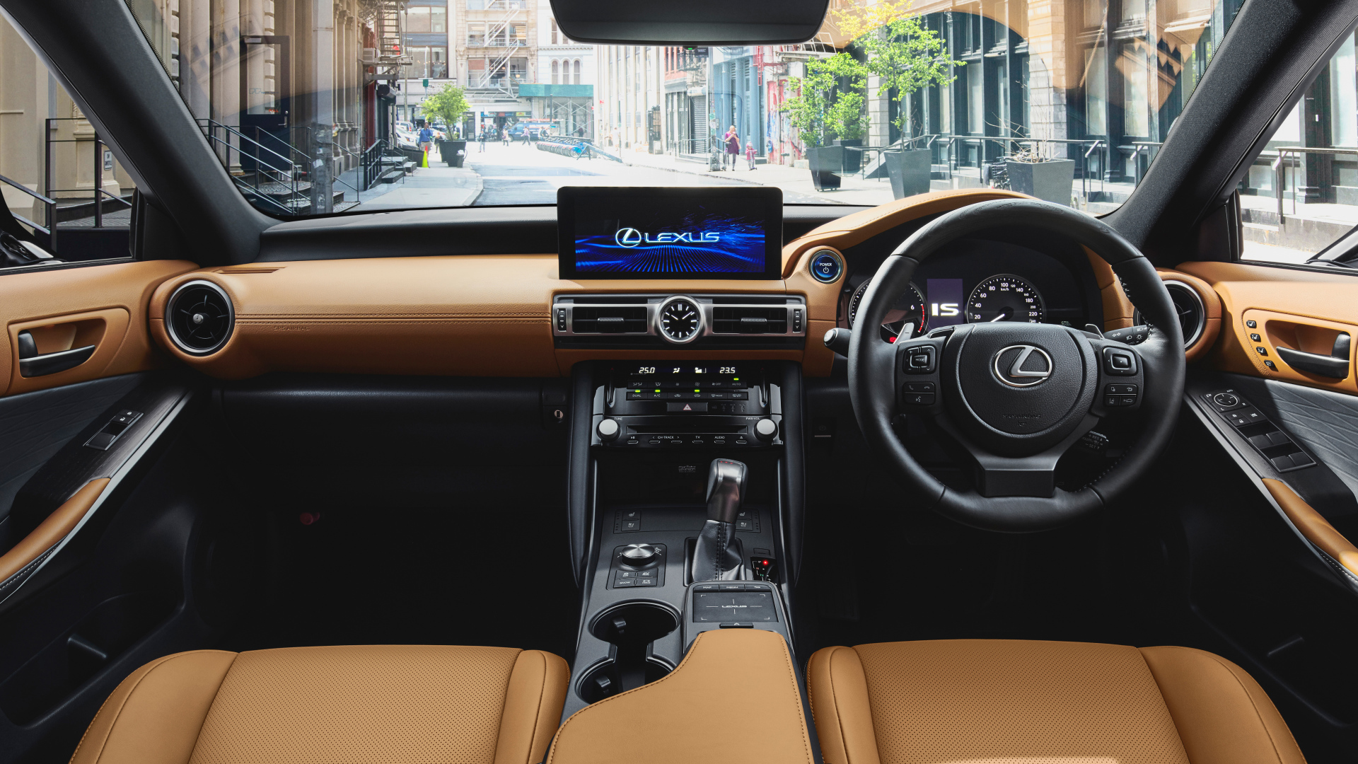 Салон автомобиля Lexus IS 300h 2021 года