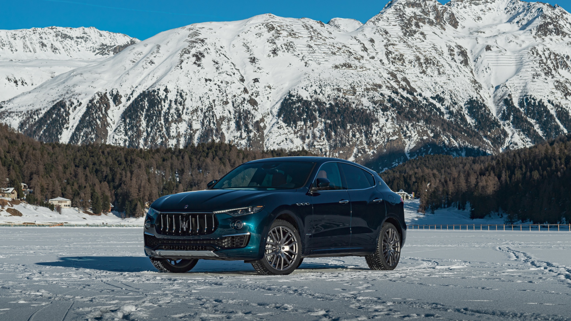 Дорогой автомобиль Maserati Levante GranLusso Royale 2020 года на фоне гор 