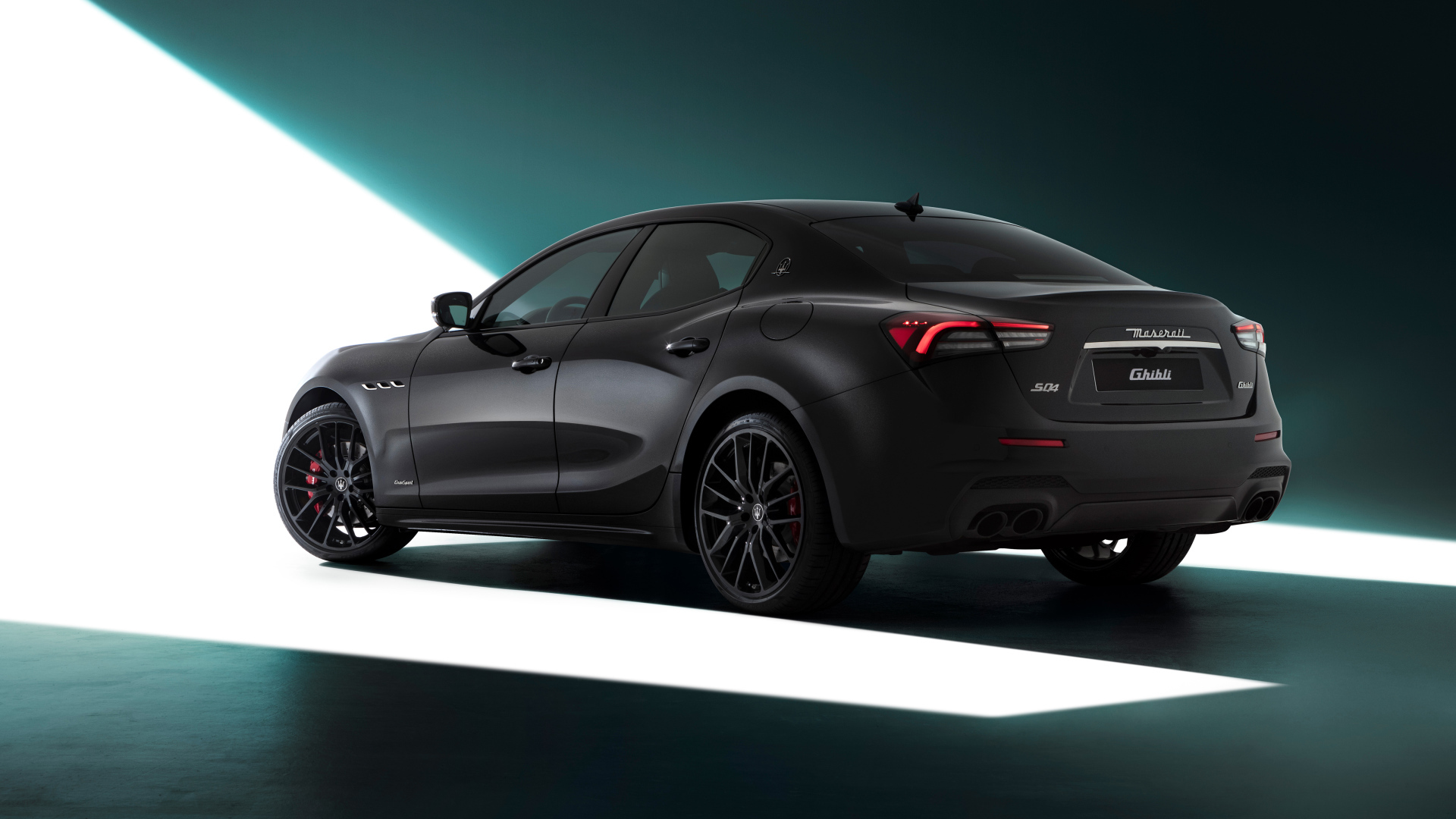 Автомобиль Maserati Ghibli S Q4, 2021 года вид сзади