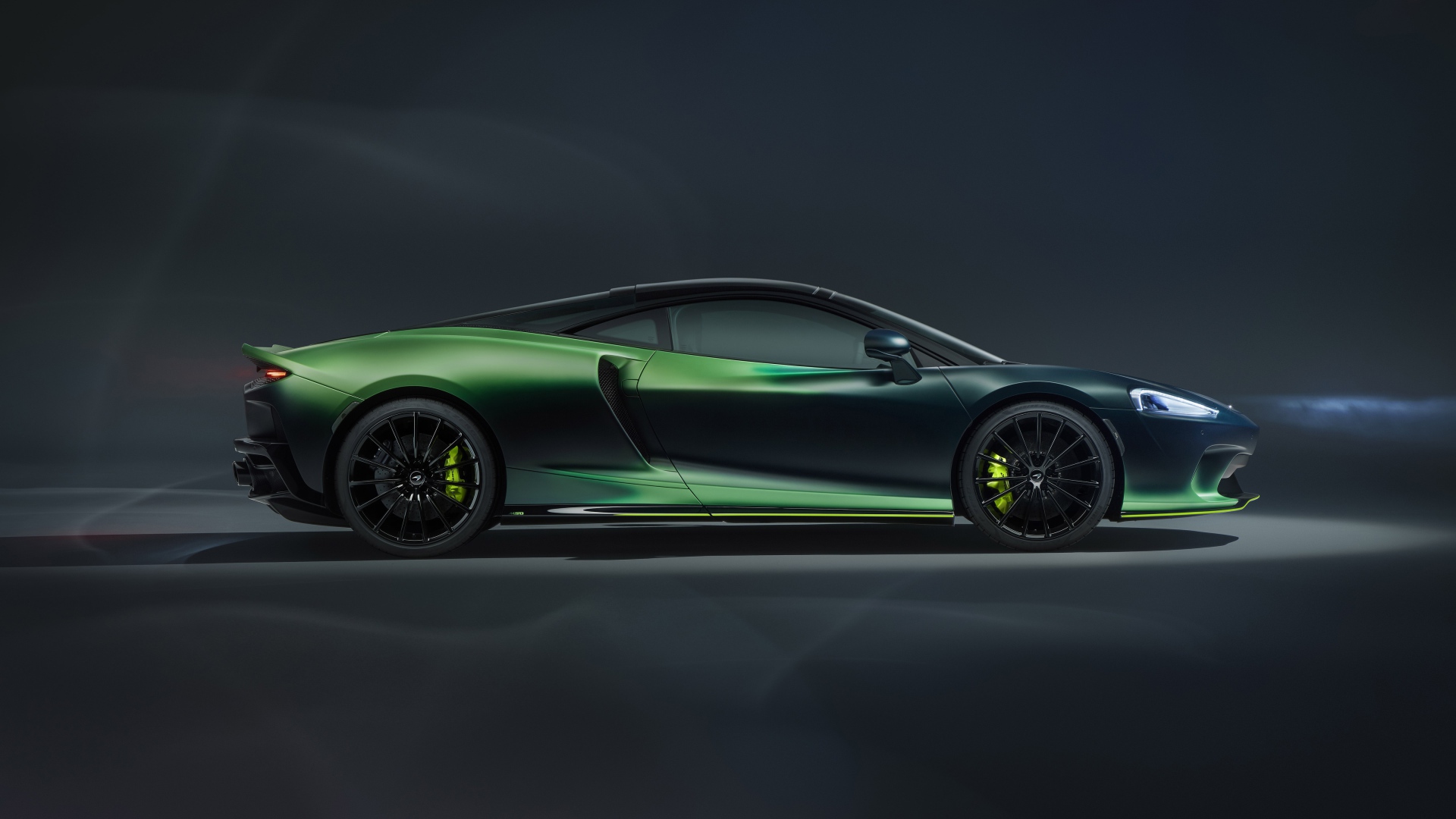 Автомобиль McLaren GT Verdant Theme By MSO 2020 года вид сбоку