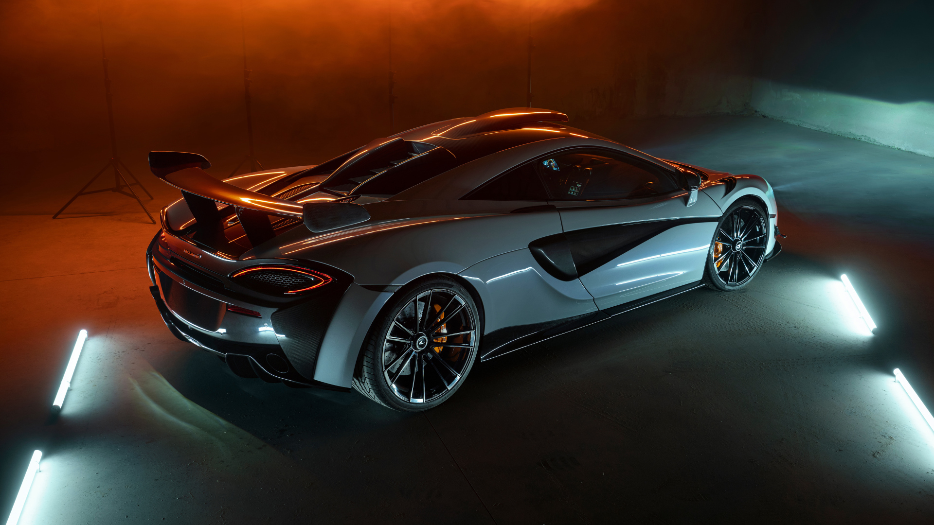 Спортивный автомобиль  McLaren 620R 2021 года вид сзади
