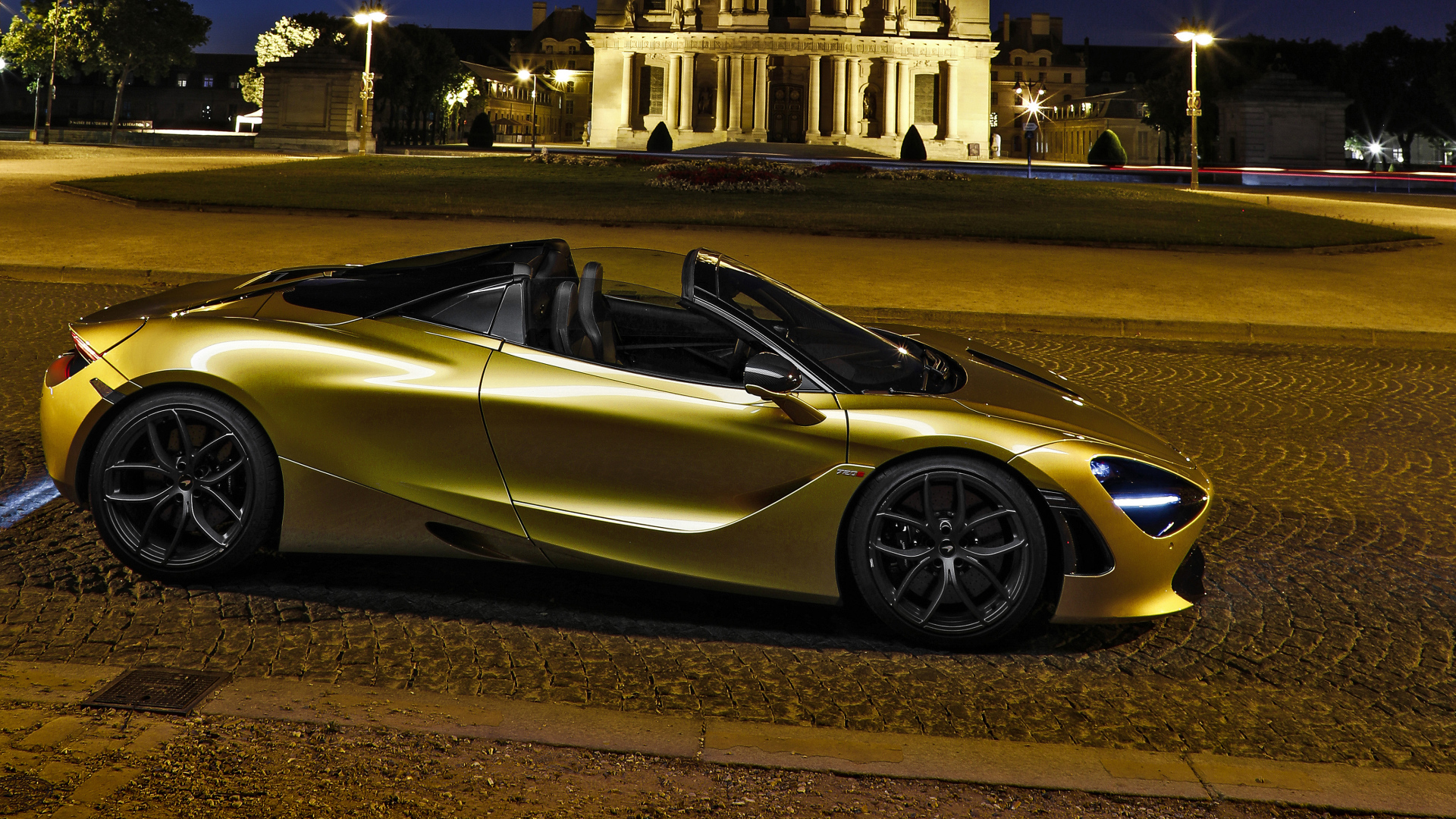 Золотистый спортивный автомобиль McLaren 720S, 2019 года на улице города