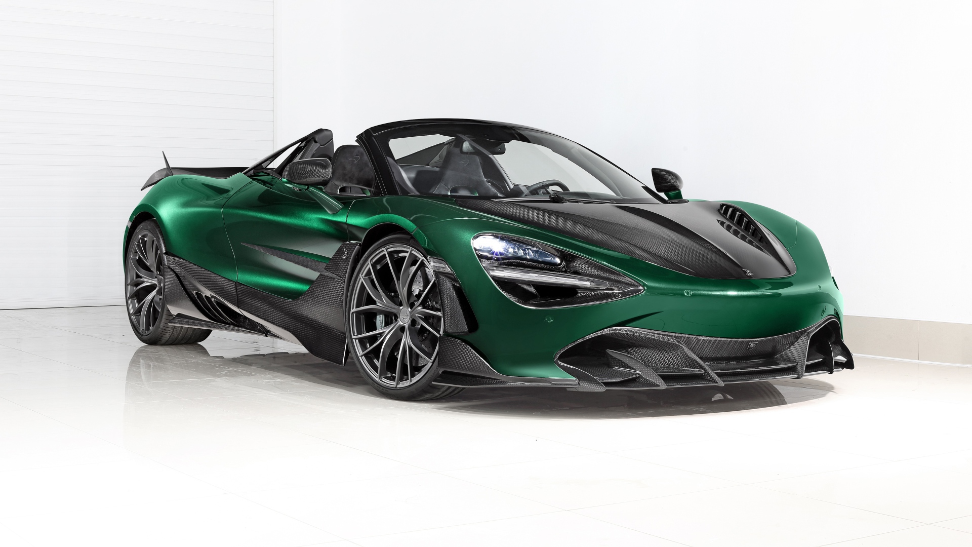 Зеленый автомобиль  McLaren 720S Spider Fury 2020 года на белом фоне 