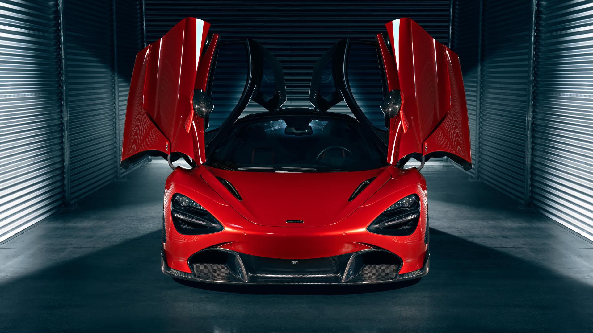 Красный автомобиль McLaren 720S с открытыми дверями в гараже