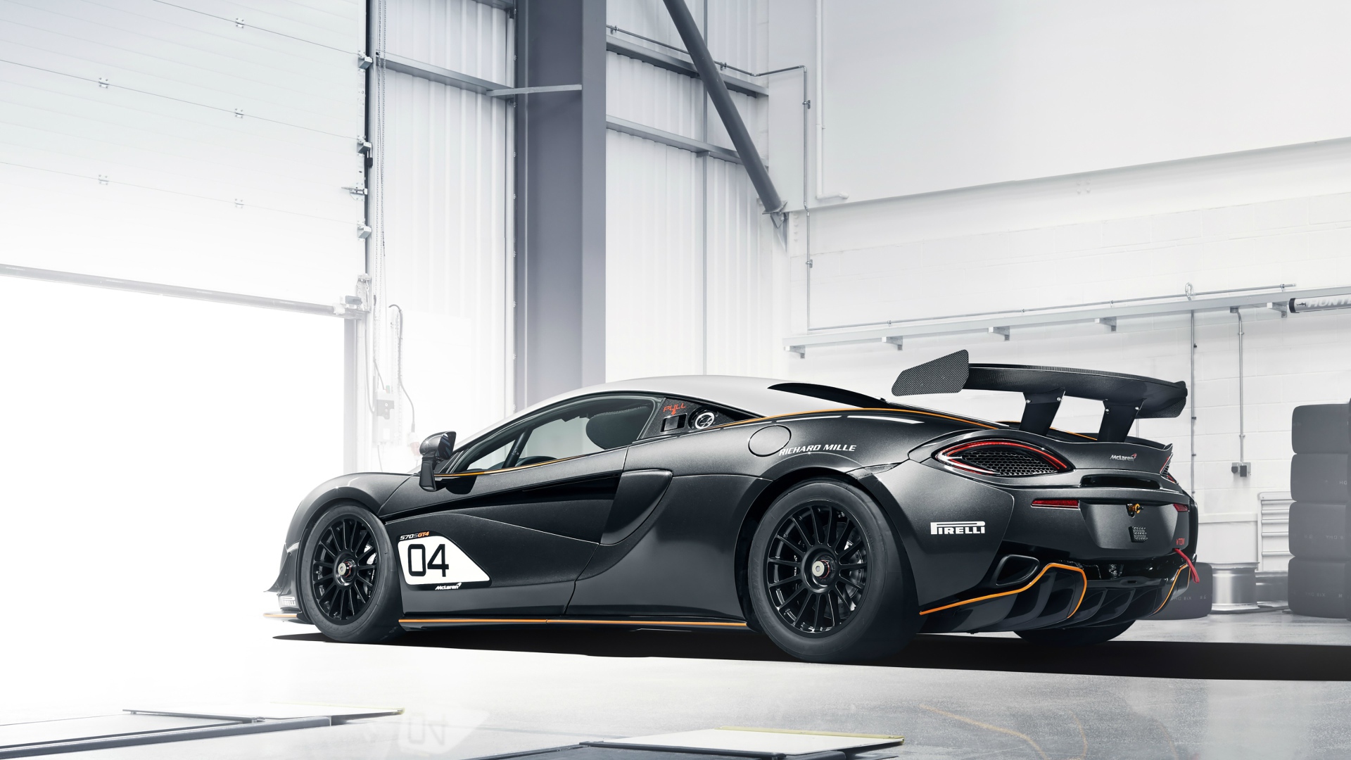 Спортивный  McLaren 570S GT4, 2020 года вид сзади