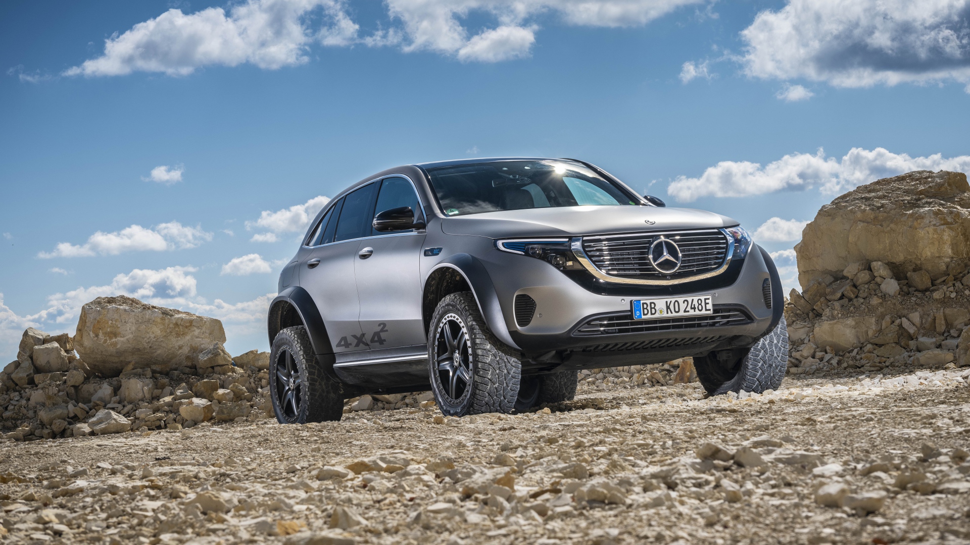 Серебристый внедорожник Mercedes-Benz EQC 4x4 2020 года 