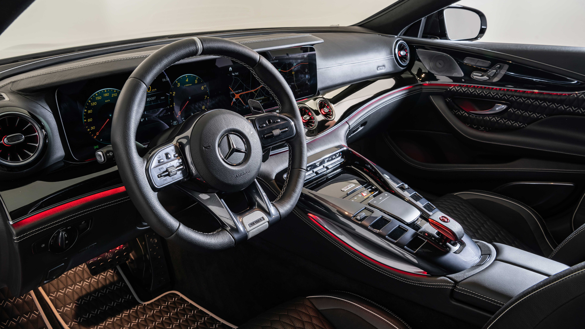 Черный кожаный салон автомобиля Brabus Rocket 900 One Of Ten Mercedes-AMG GT 63 S 4MATIC+