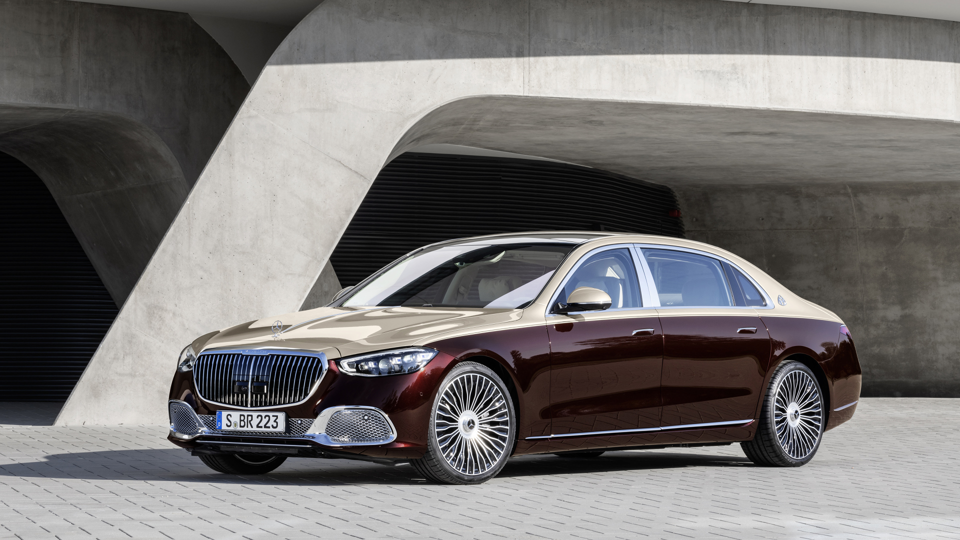 Бордовый автомобиль Mercedes-Maybach S 580,  2021 года