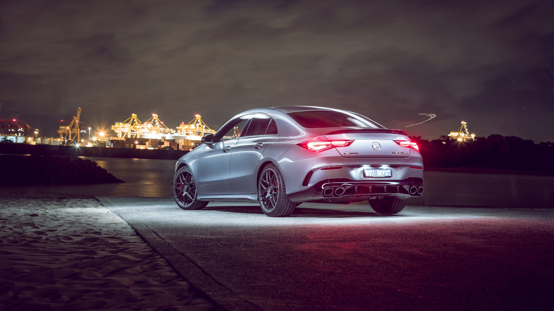 Автомобиль Mercedes-AMG CLA 45 S 4MATIC, 2020 года на фоне города 