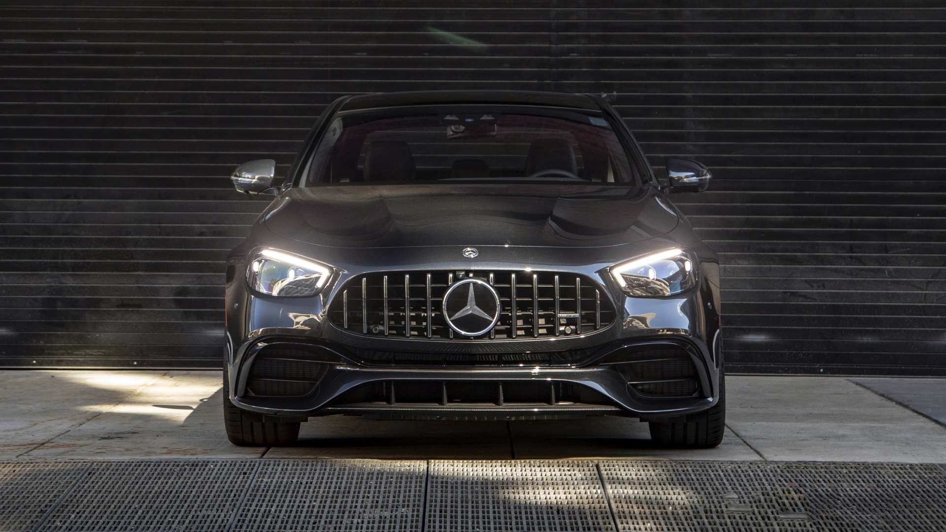 Автомобиль Mercedes-AMG E 63 S 4MATIC+, 2021 года с включенными фарами вид спереди