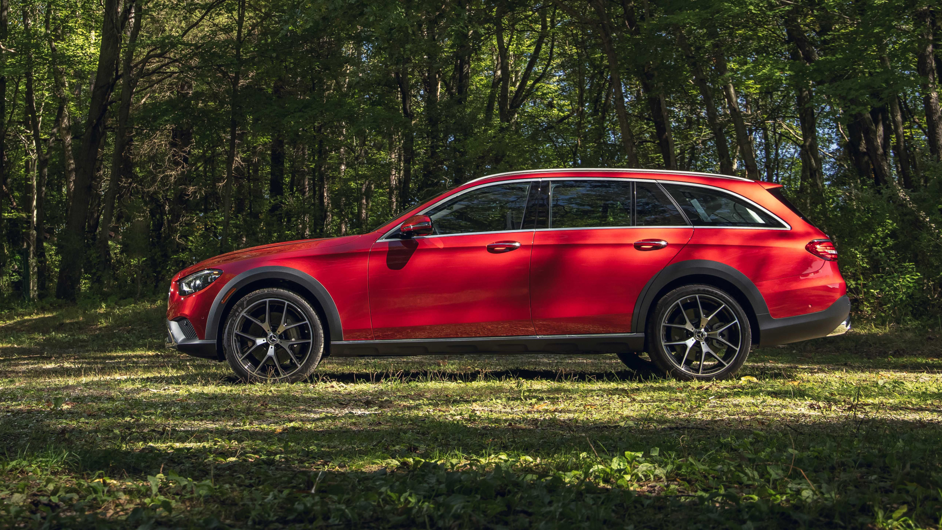 Автомобиль Mercedes-Benz E 450 4MATIC All-Terrain, 2021 года вид сбоку