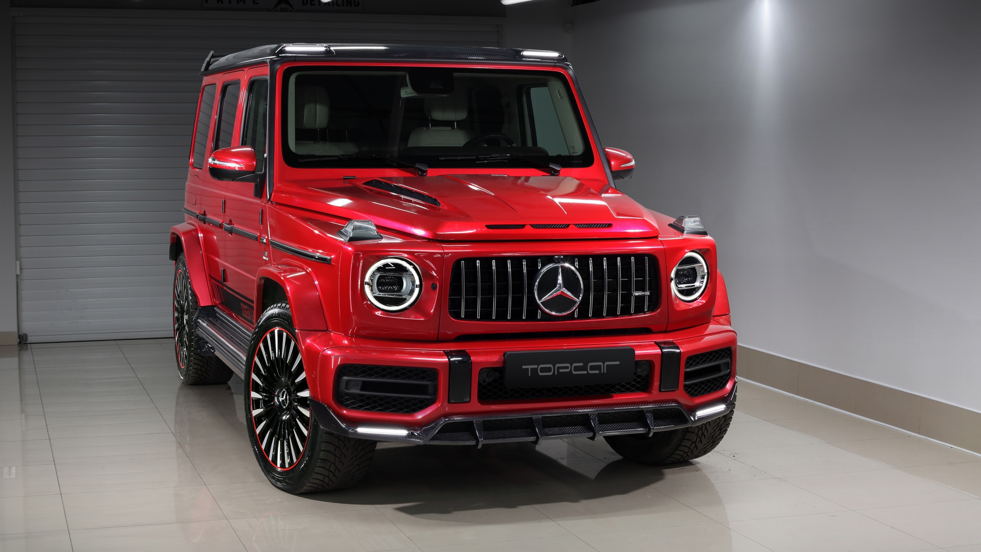 Красный внедорожник  Mercedes-AMG G 63,  2020 года в гараже