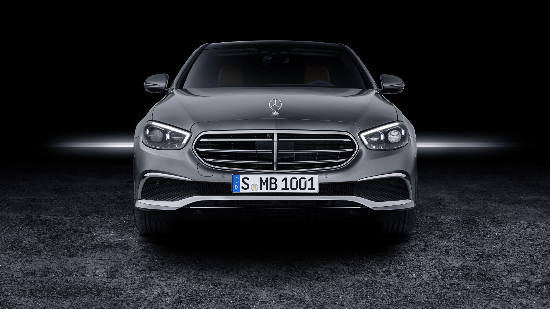 Серебристый автомобиль Mercedes-Benz E-Klasse, 2020 года вид спереди