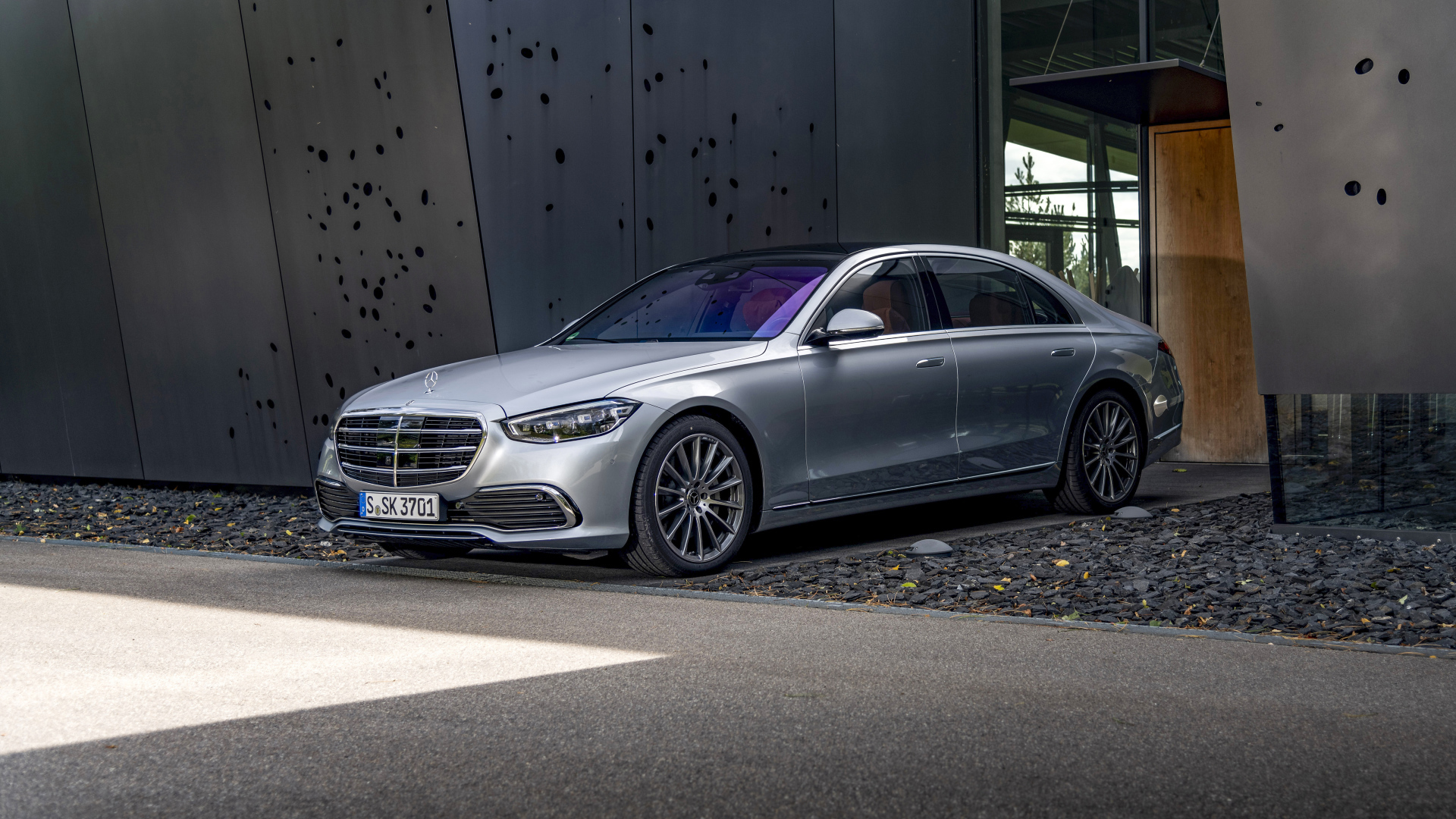 Стильный Mercedes-Benz S 400 D 4MATIC 2020 года у гаража