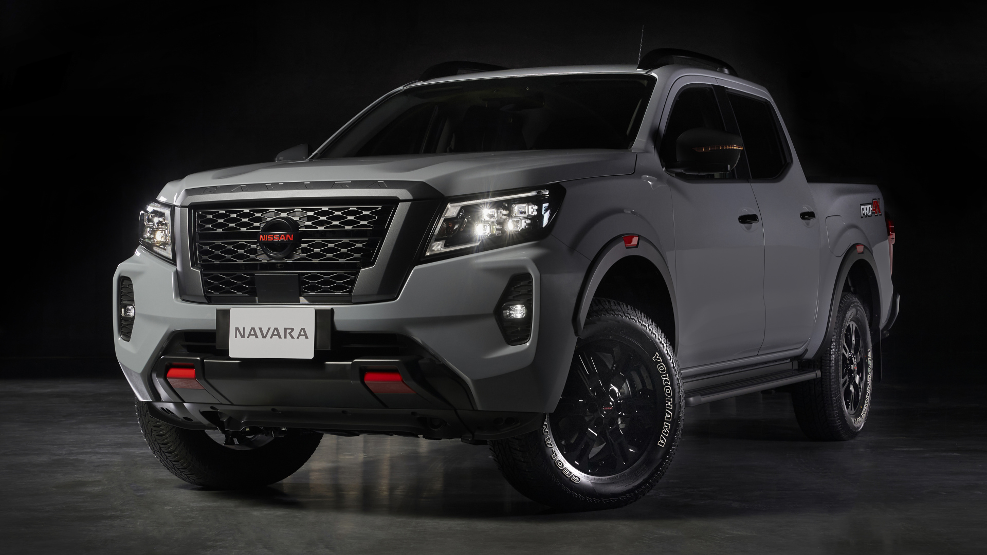 Пикап Nissan Navara PRO-4X 2021 года на черном фоне