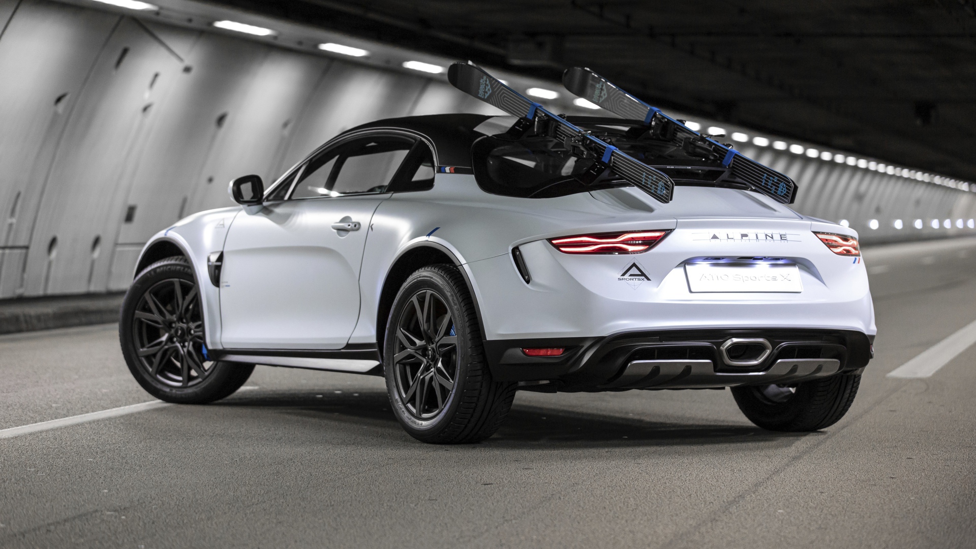 Автомобиль Alpine A110 SportsX 2020 года вид сзади