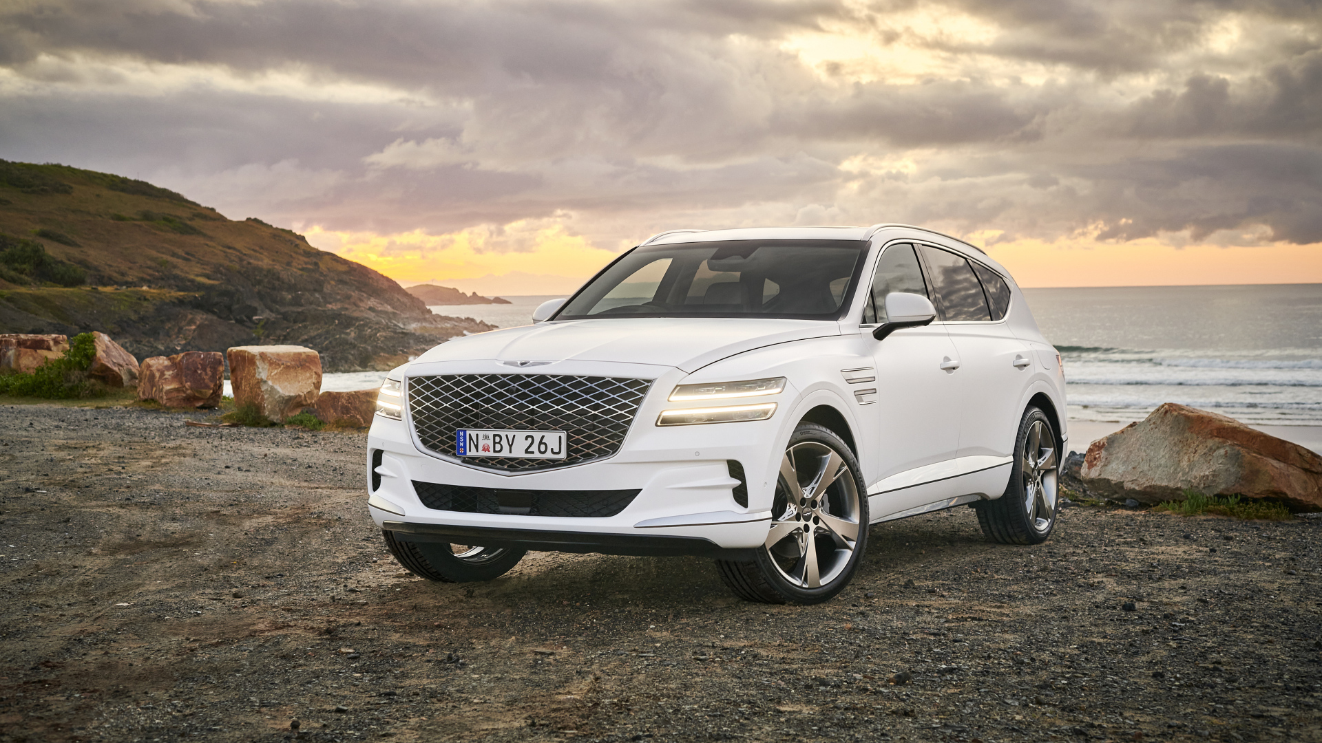 Белый автомобиль Genesis GV80 3.0D AWD 2020 года на фоне заката