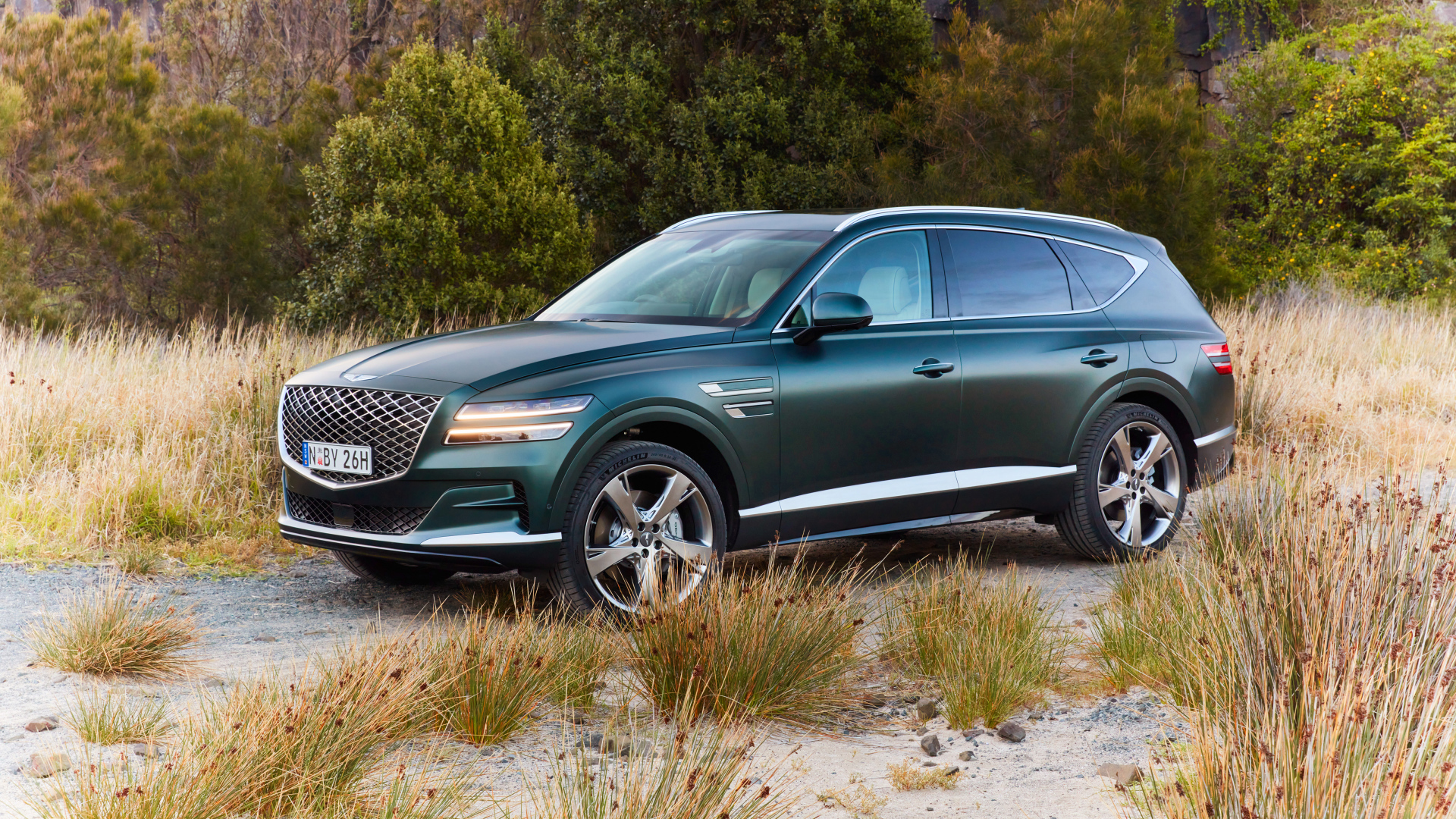 Автомобиль Genesis GV80 3.5T AWD 2020 года в траве