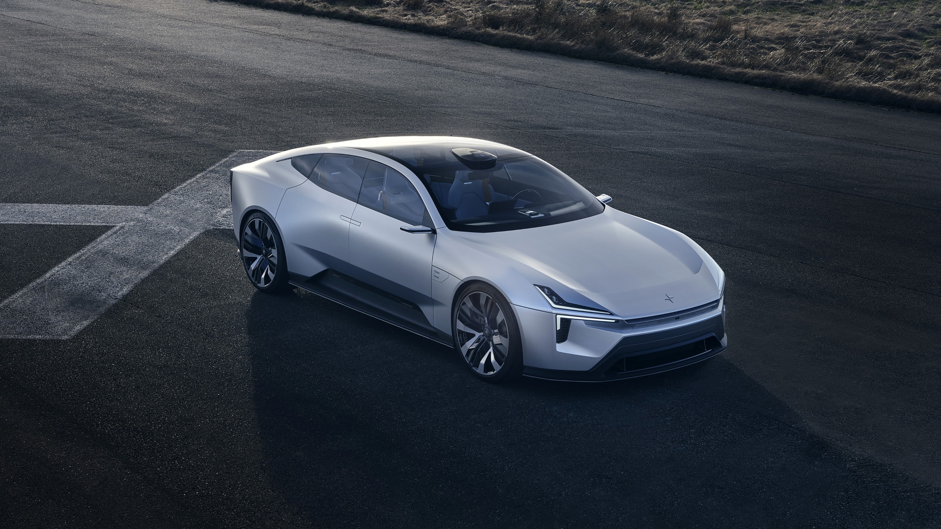 Серебристый автомобиль Polestar Precept 2020 года на ровной дороге 