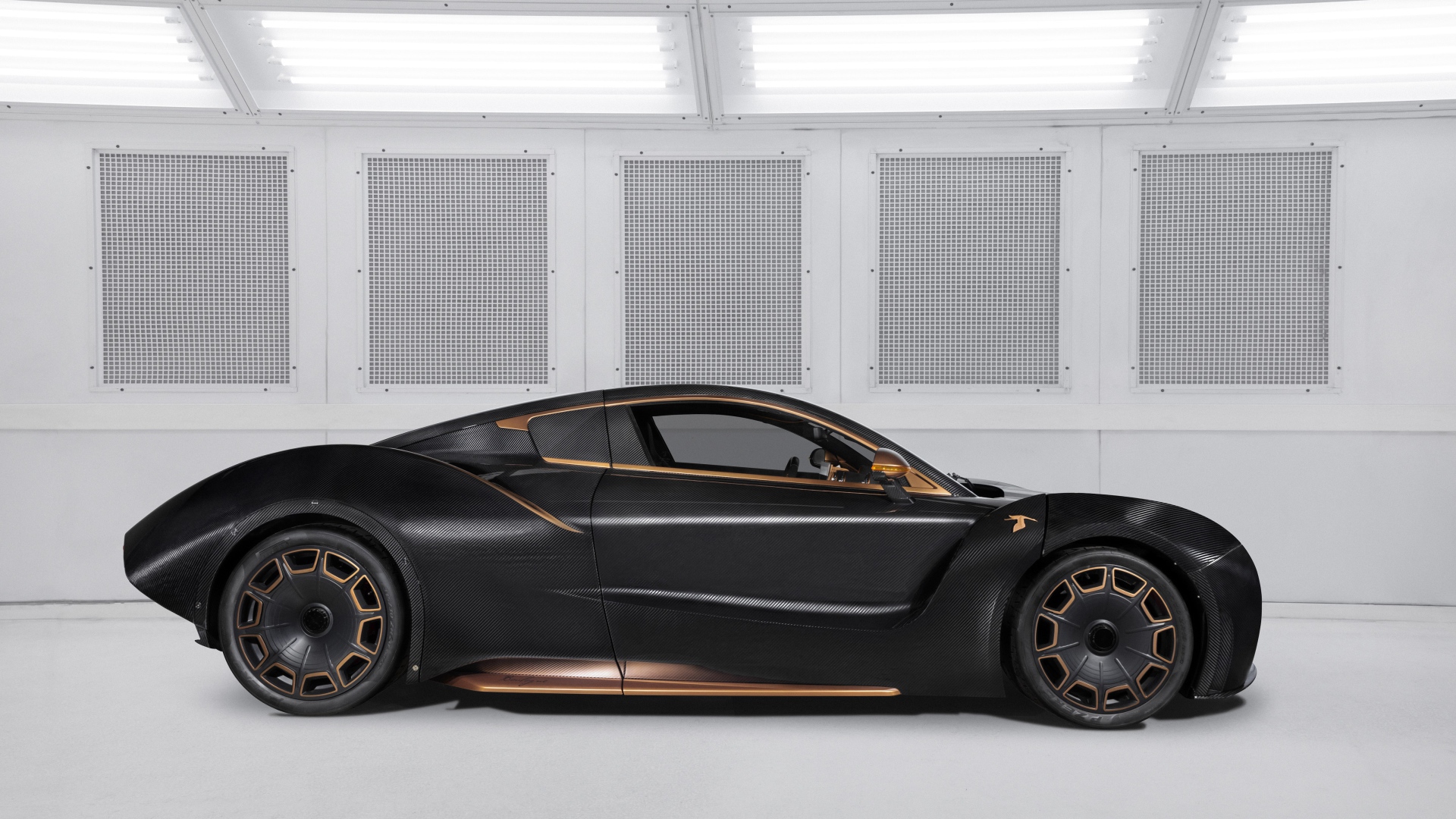 Черный автомобиль Hispano-Suiza Carmen Boulogne 2020 года вид сбоку 