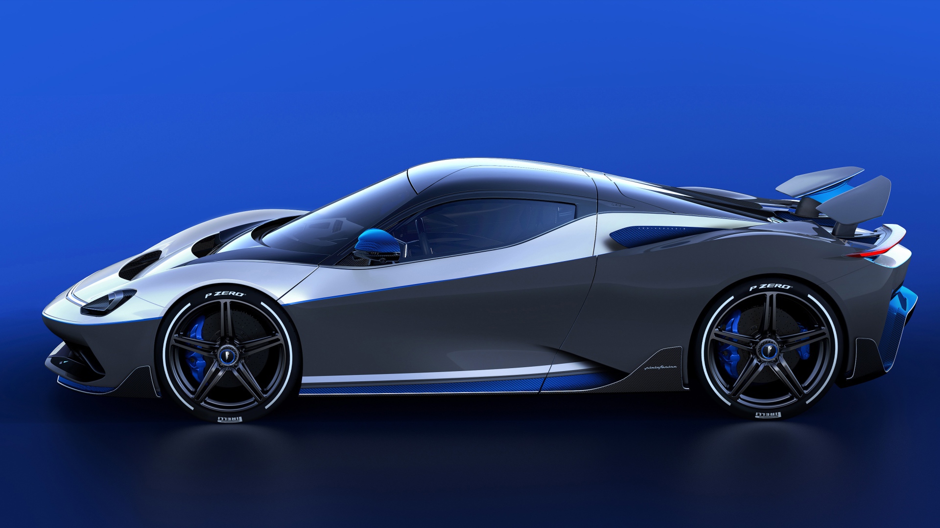 Серебристый автомобиль Pininfarina Battista Anniversario 2020 года