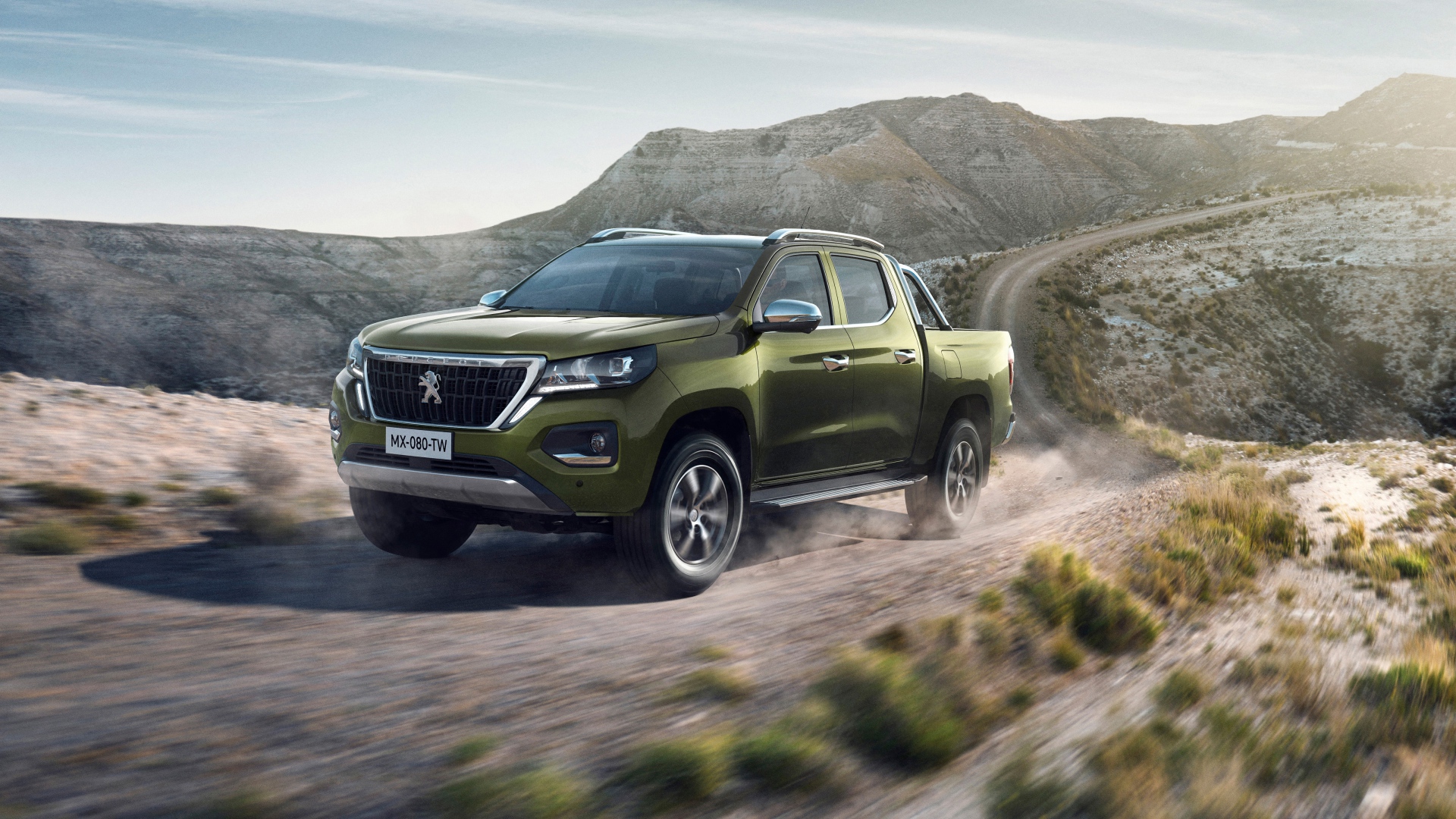 Внедорожник Peugeot Landtrek, 2020 года на горной дороге