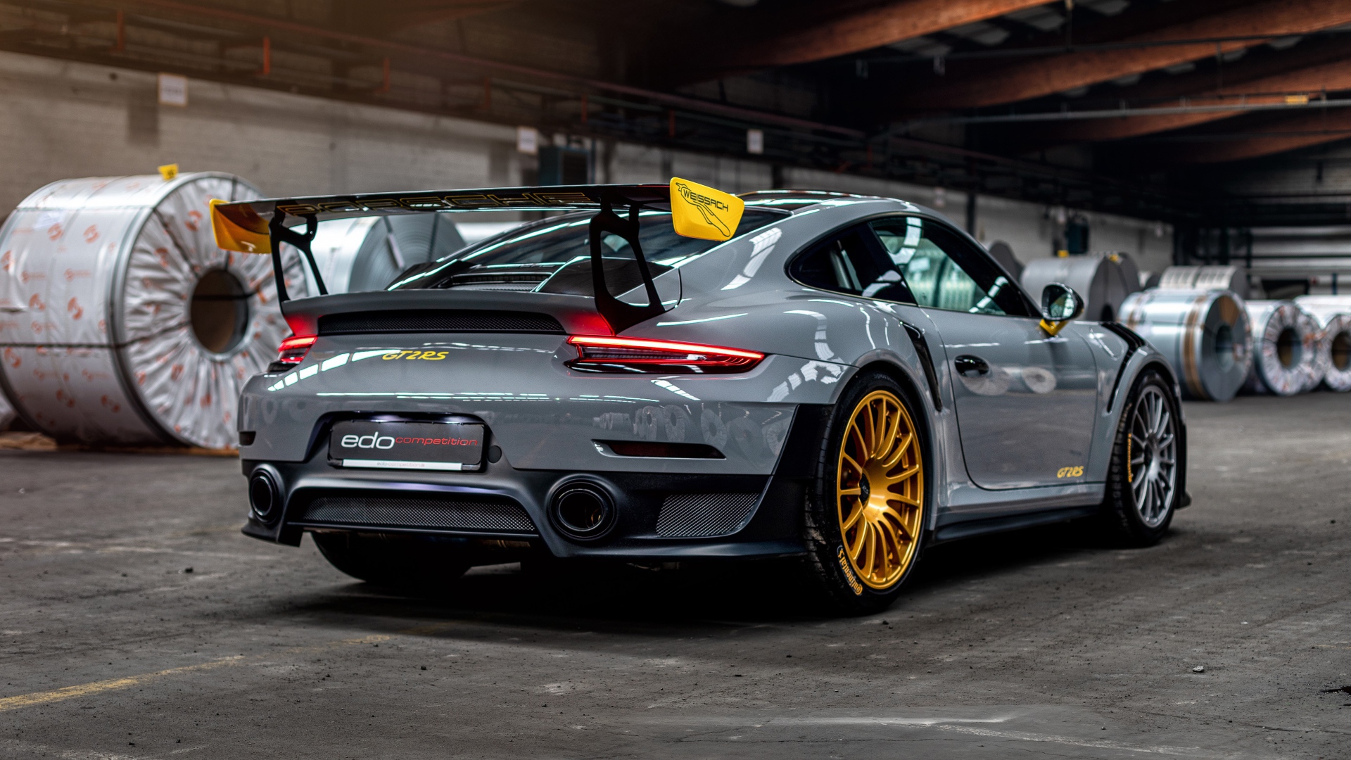 Спортивный автомобиль  Porsche 911 GT2 RS 2020 года вид сзади