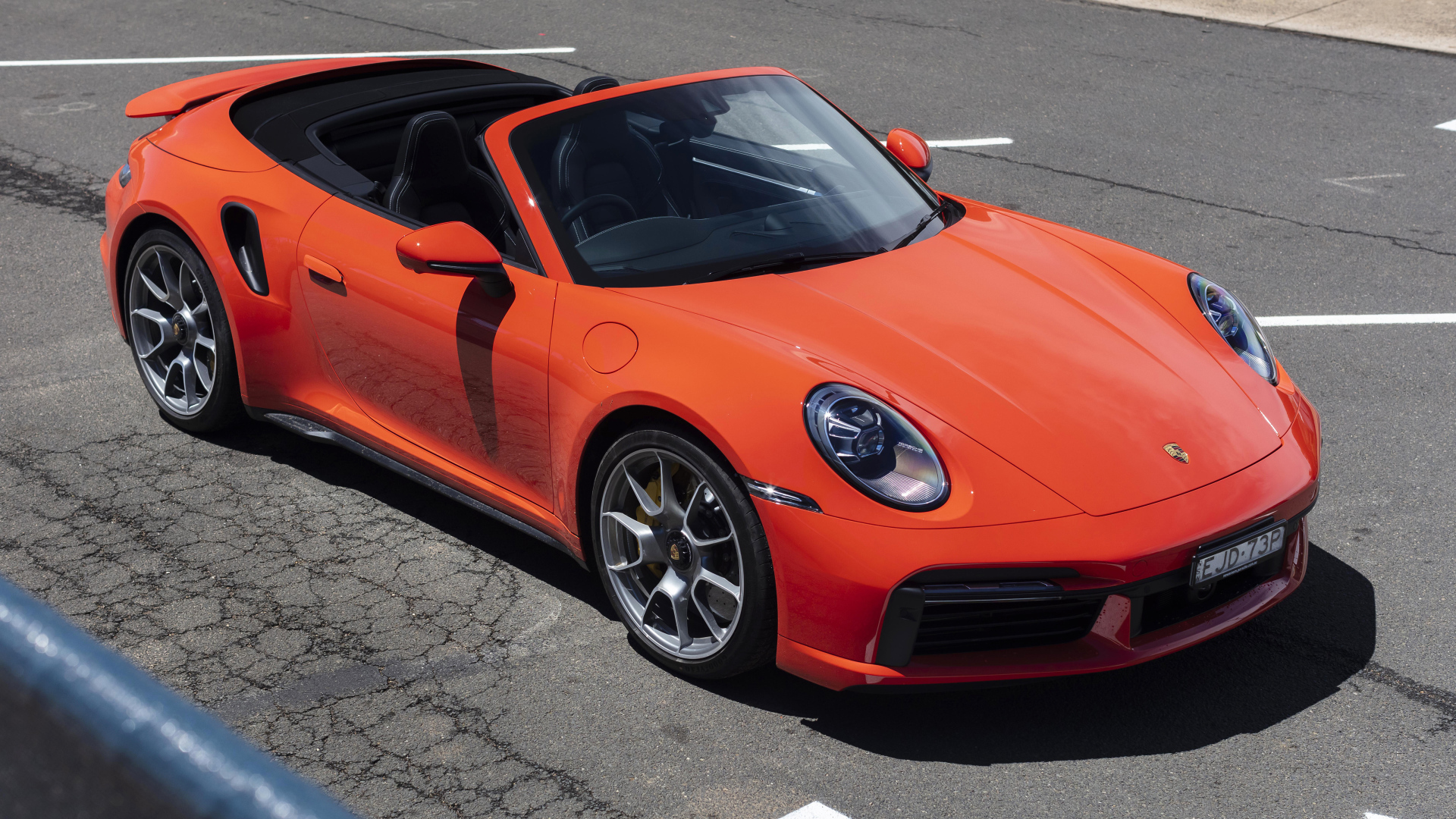 Автомобиль Porsche 911 Turbo S Cabriolet 2020 года