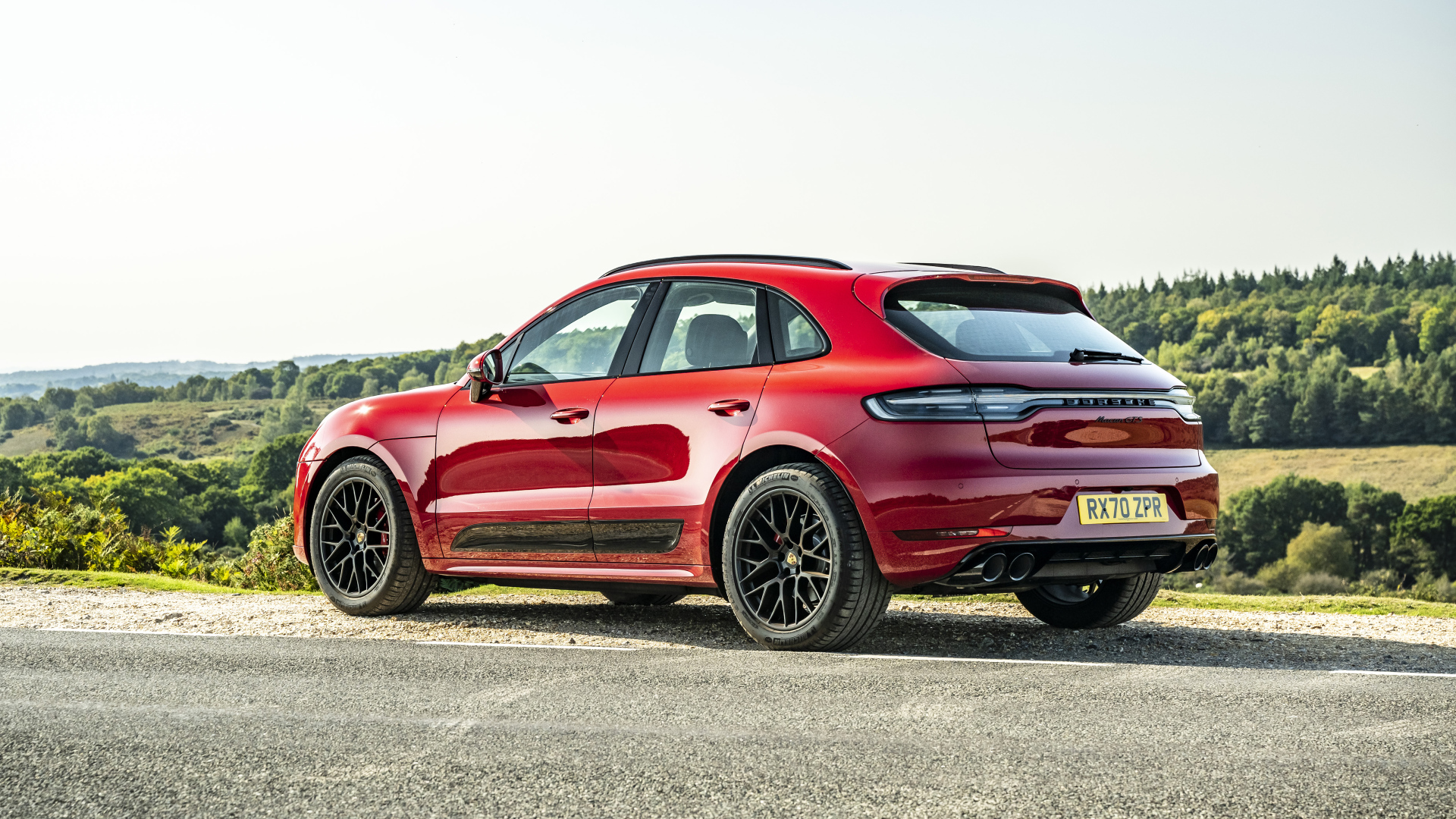 Красный кроссовер Porsche Macan GTS 2020 года вид сзади