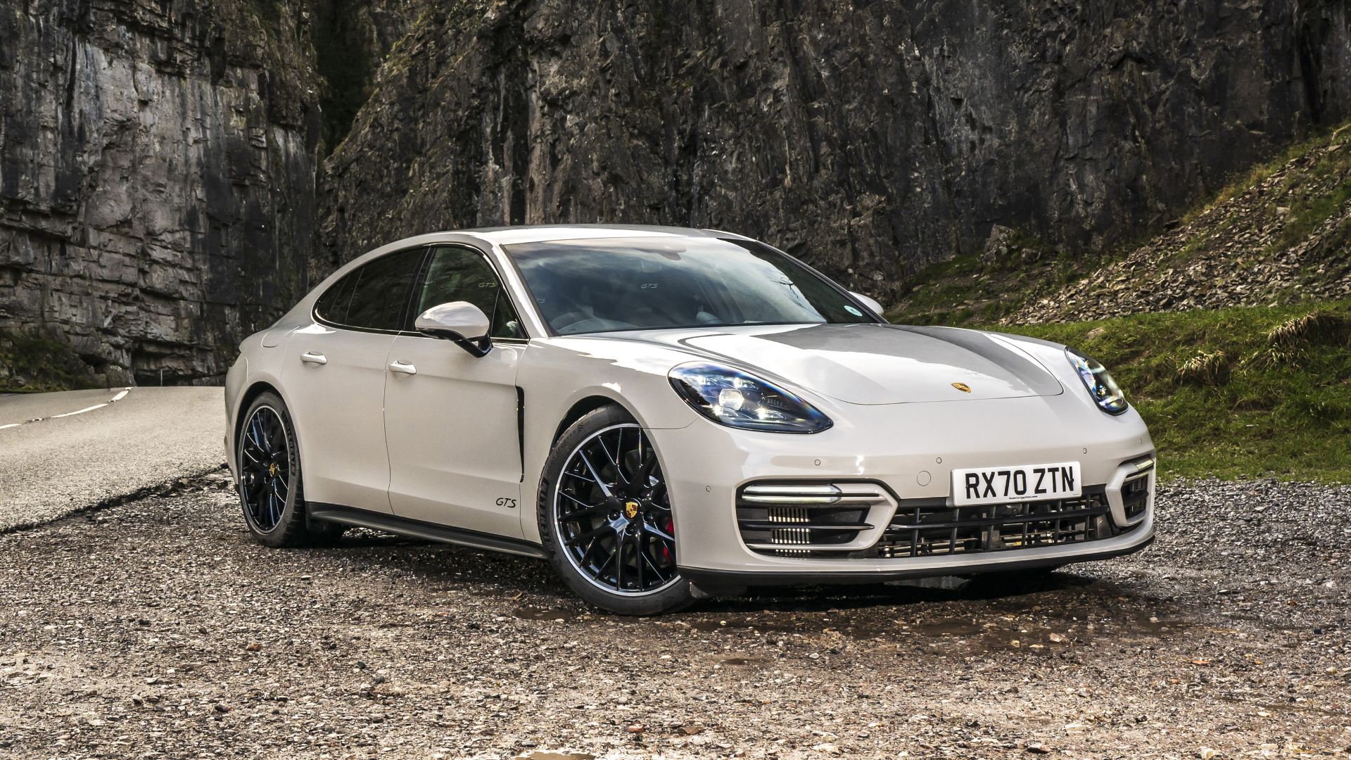 Автомобиль Porsche Panamera GTS 2020 года в горах