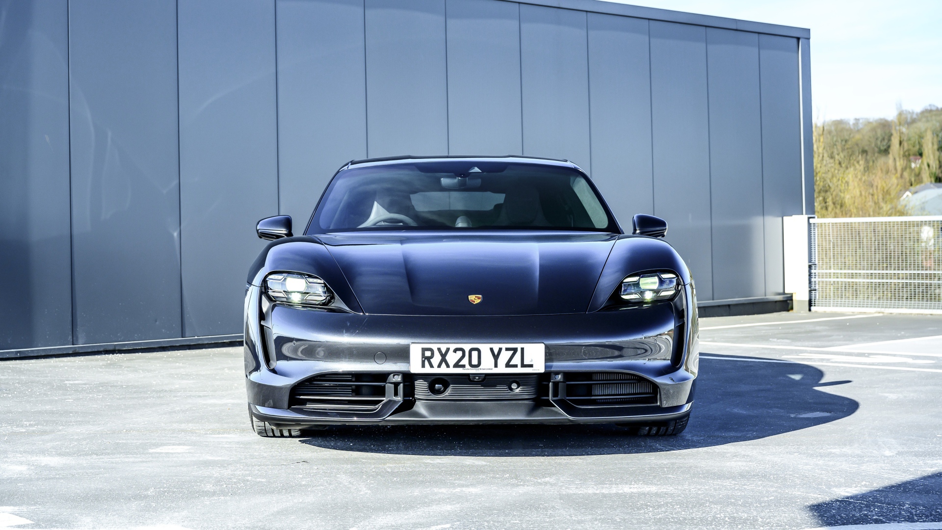 Автомобиль Porsche Taycan Turbo 2020 года вид спереди