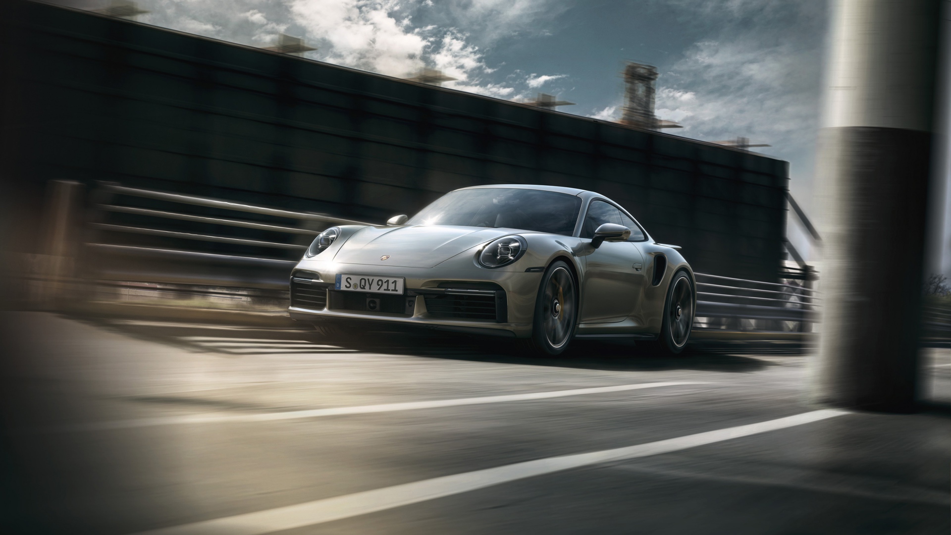 Быстрый компактный автомобиль Porsche 911 Turbo S 2020 года на трассе