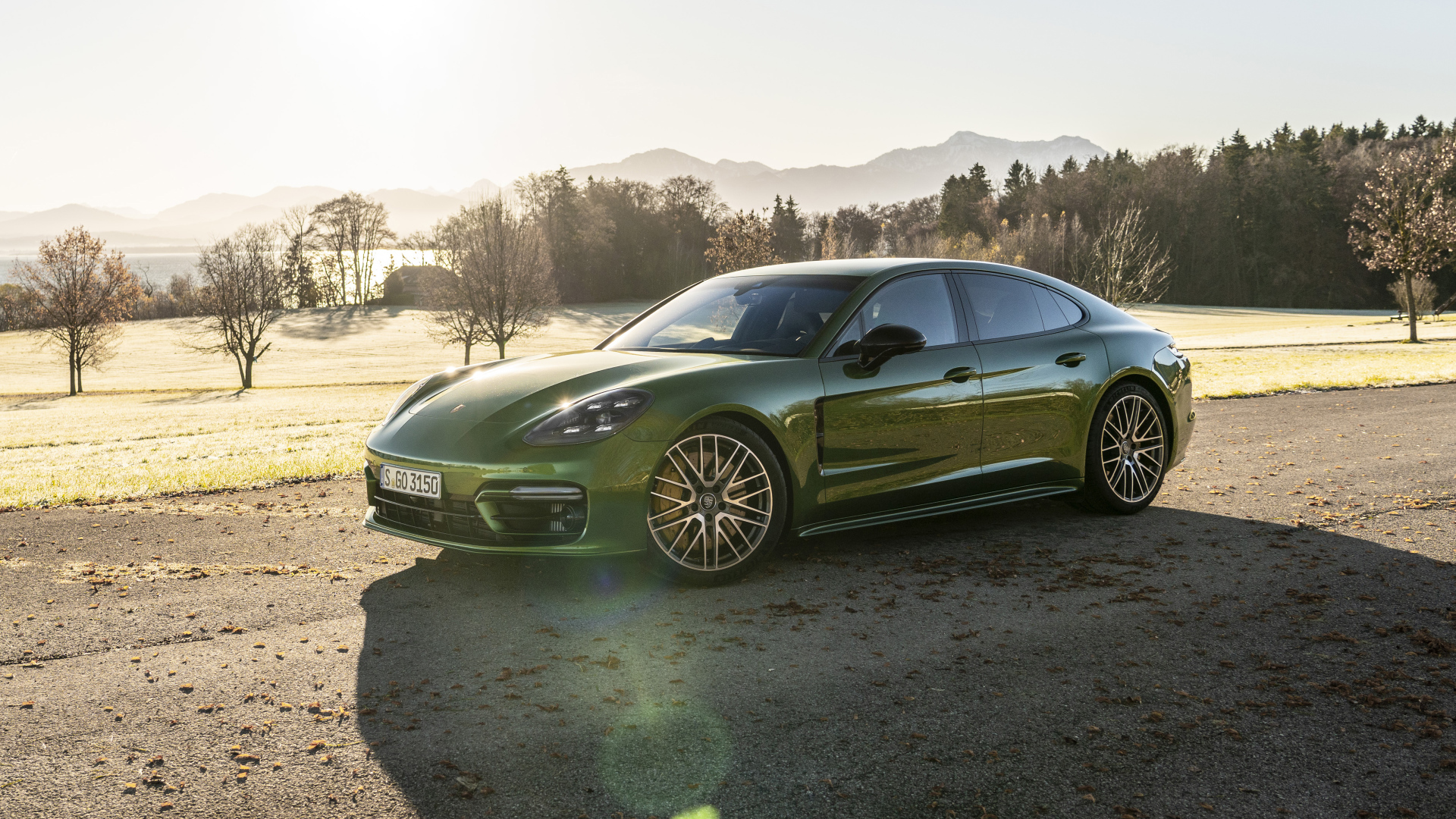 Автомобиль Porsche Panamera 4S 2021 года в лучах солнца