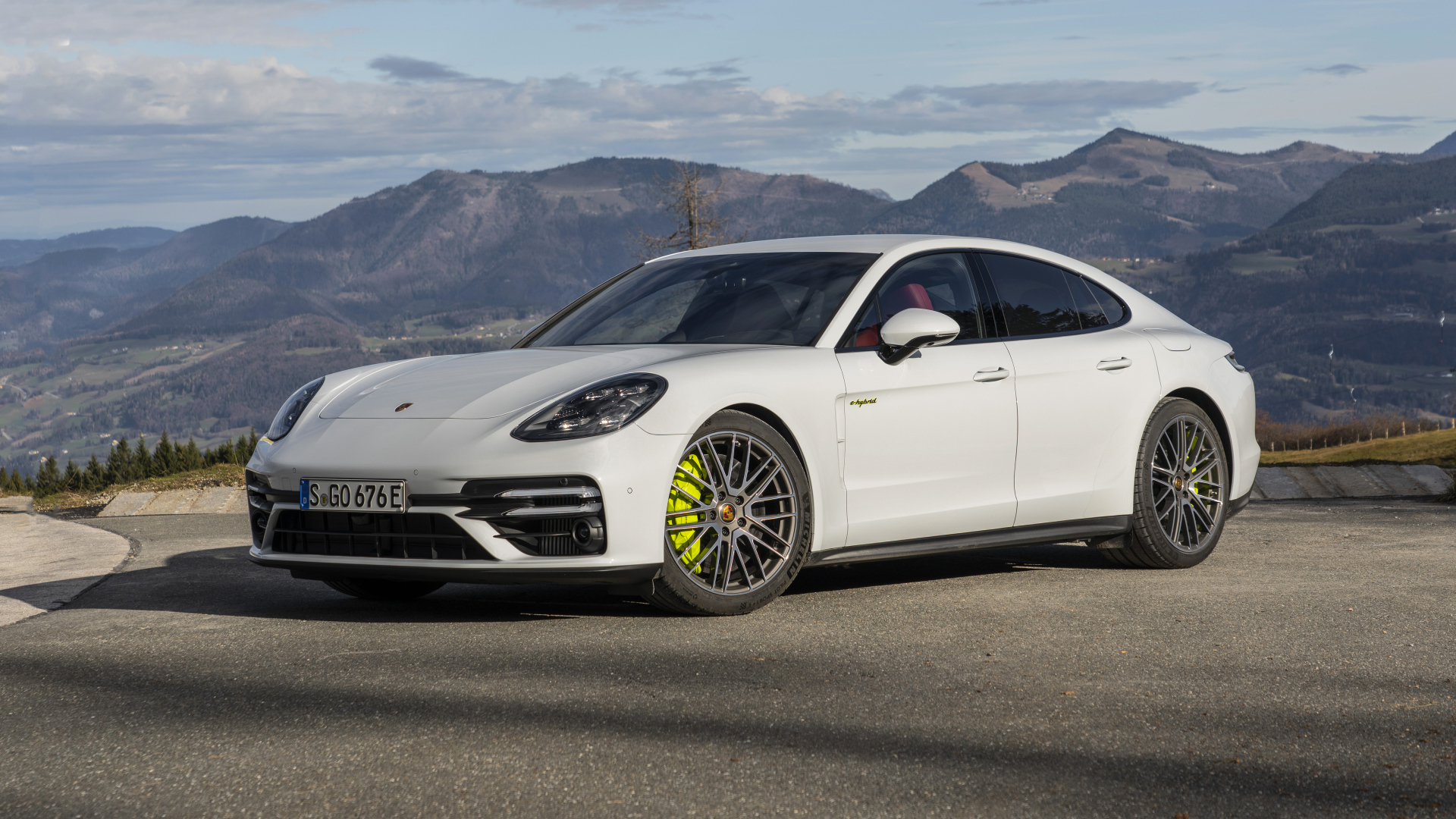 Автомобиль Porsche Panamera Turbo S E-Hybrid 2021 года на фоне гор