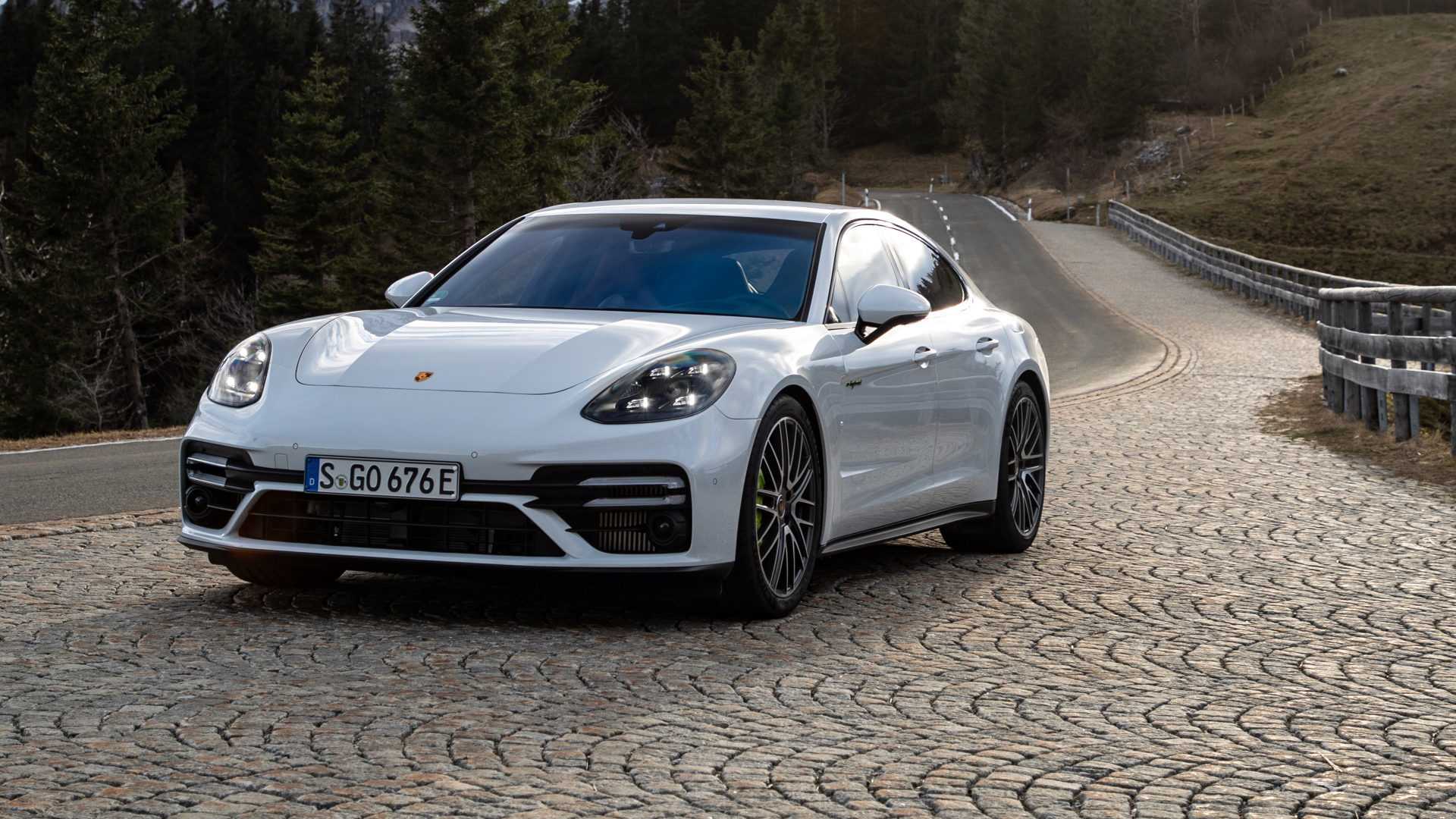 Белый автомобиль Porsche Panamera Turbo S E-Hybrid 2021 года на дороге