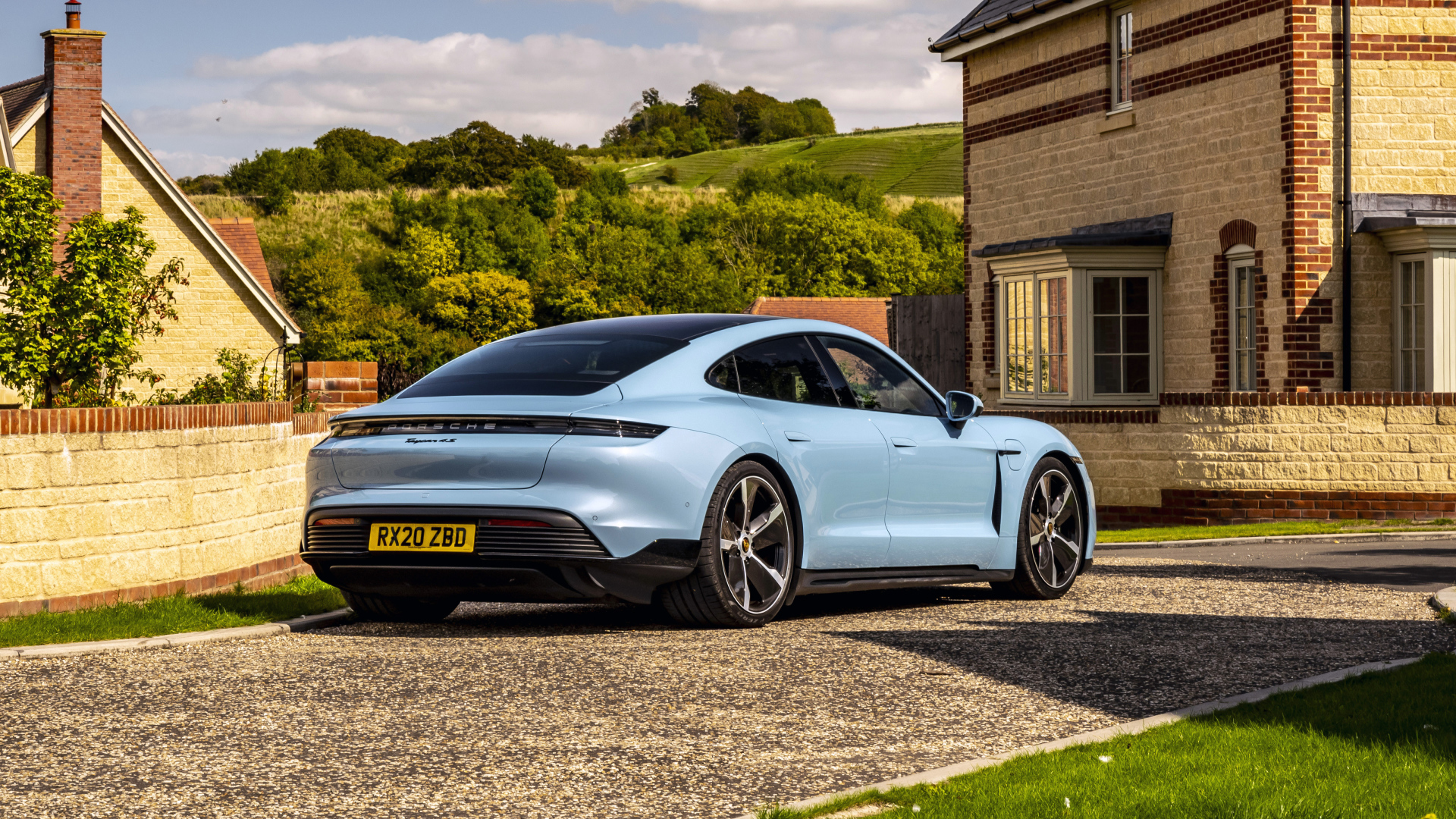 Автомобиль Porsche Taycan 4S 2021 года у дома