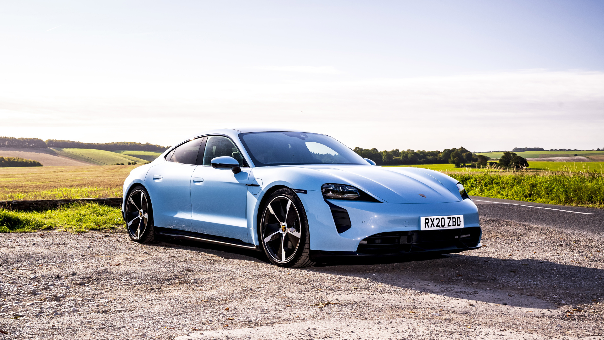 Голубой автомобиль Porsche Taycan 4S 2021 года