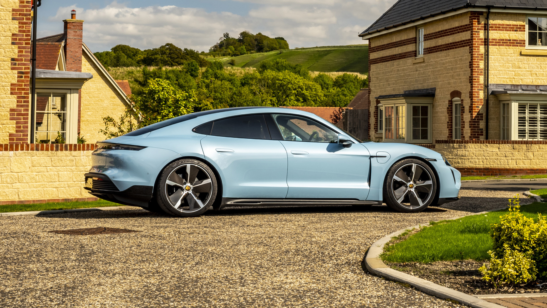 Автомобиль Porsche Taycan 4S 2021  года вид сбоку