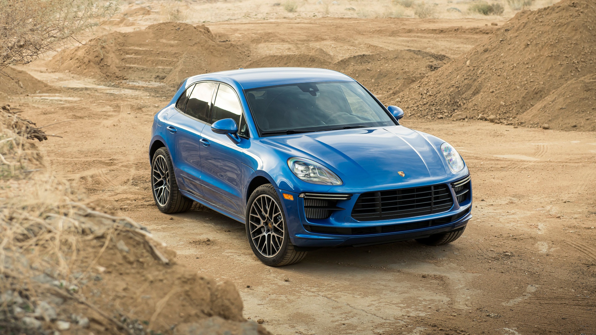 Синий автомобиль  Porsche Macan Turbo, 2020 года в карьере