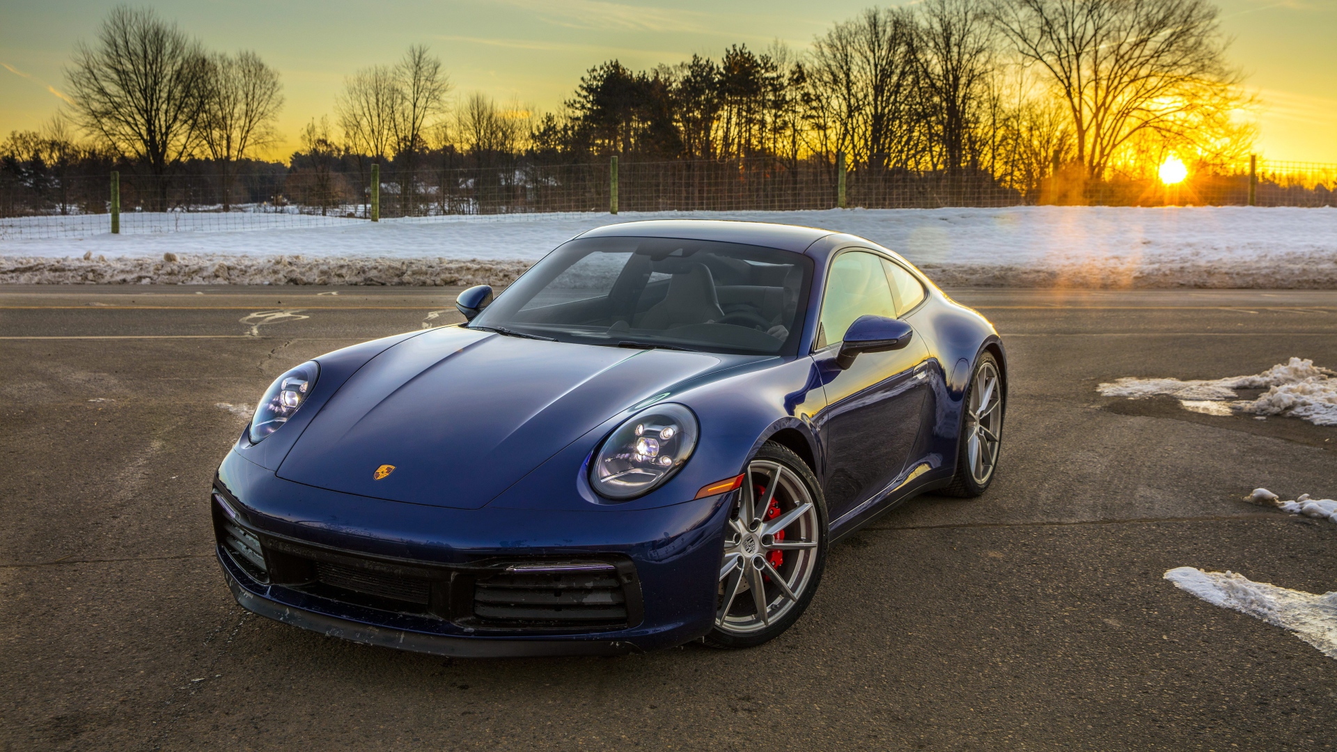 Автомобиль  Porsche 911 Carrera, 2020 года в лучах зимнего солнца