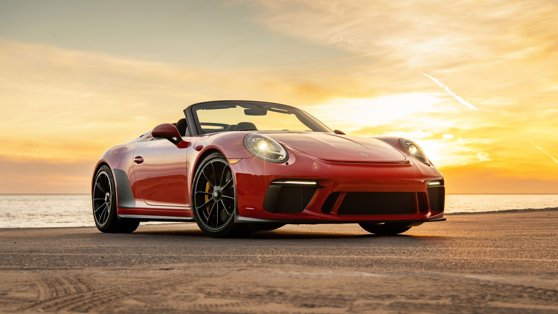 Красный кабриолет Porsche 911 Speedster, 2019 года на фоне заката 