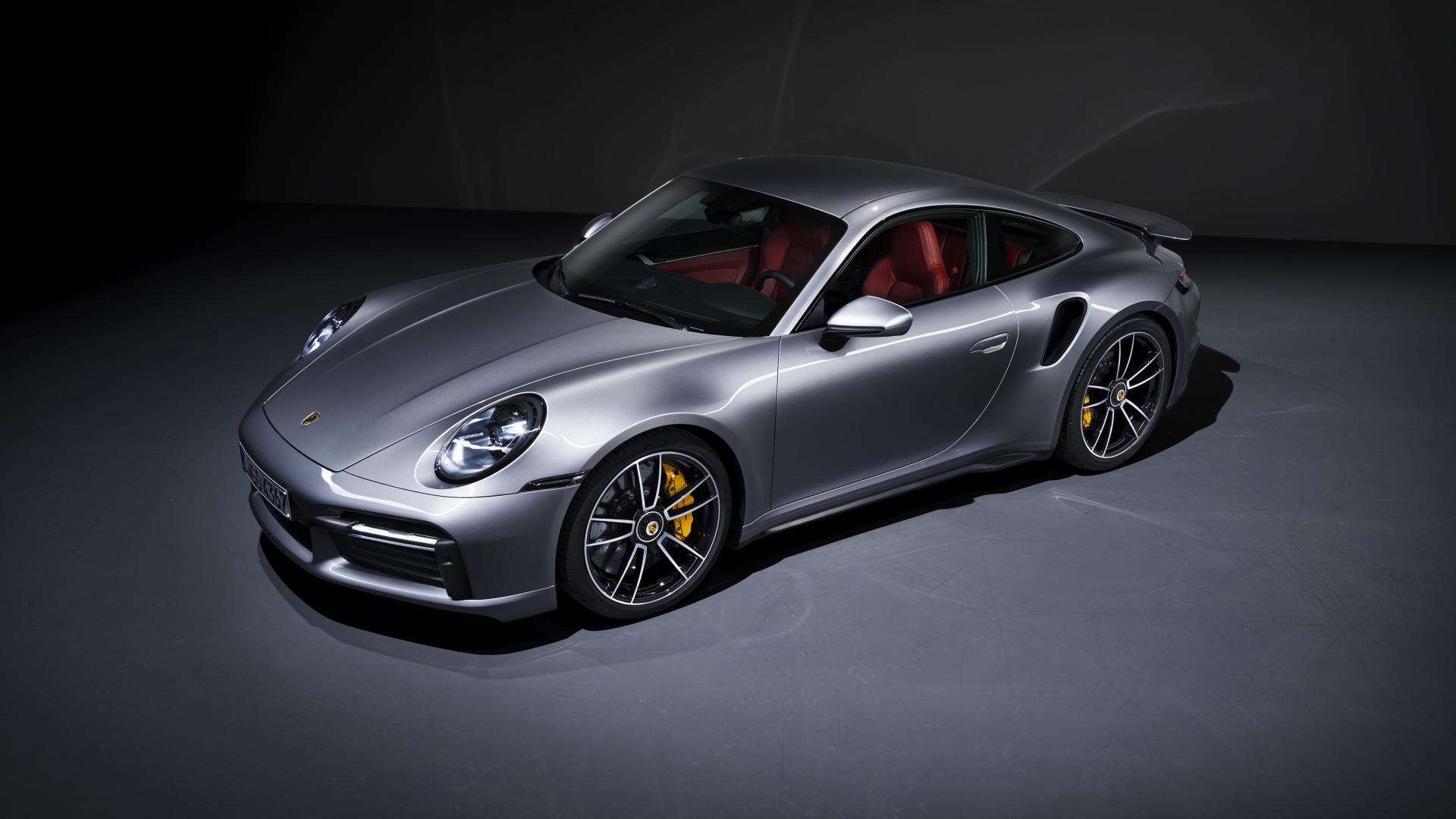 Серебристый автомобиль Porsche 911 Turbo S 2020 года вид сверху 
