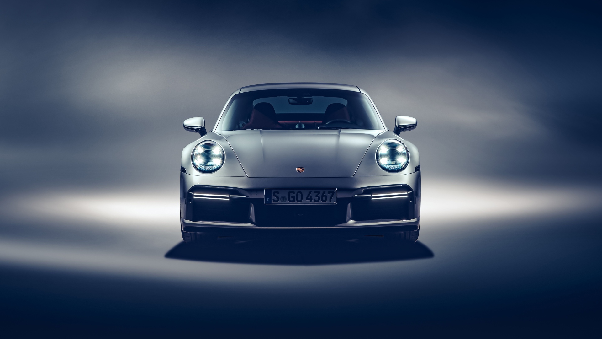Серебристый Porsche 911 Turbo S 2020 года вид спереди