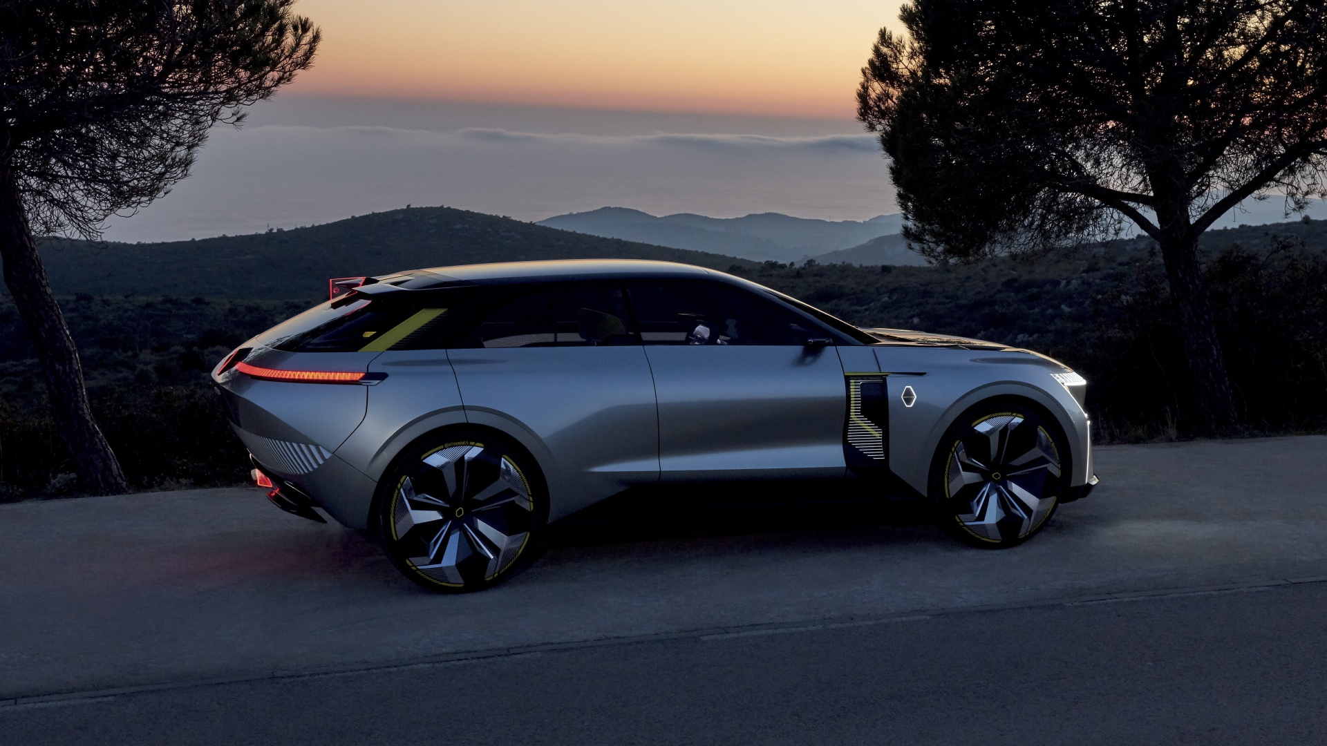 Внедорожник Renault Morphoz 2020 года на фоне заката