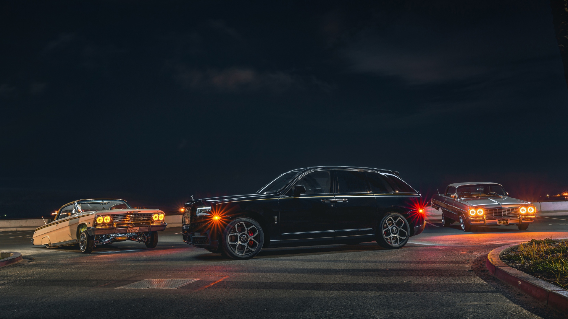 Автомобиль  Rolls-Royce Cullinan, 2020 года ночью 